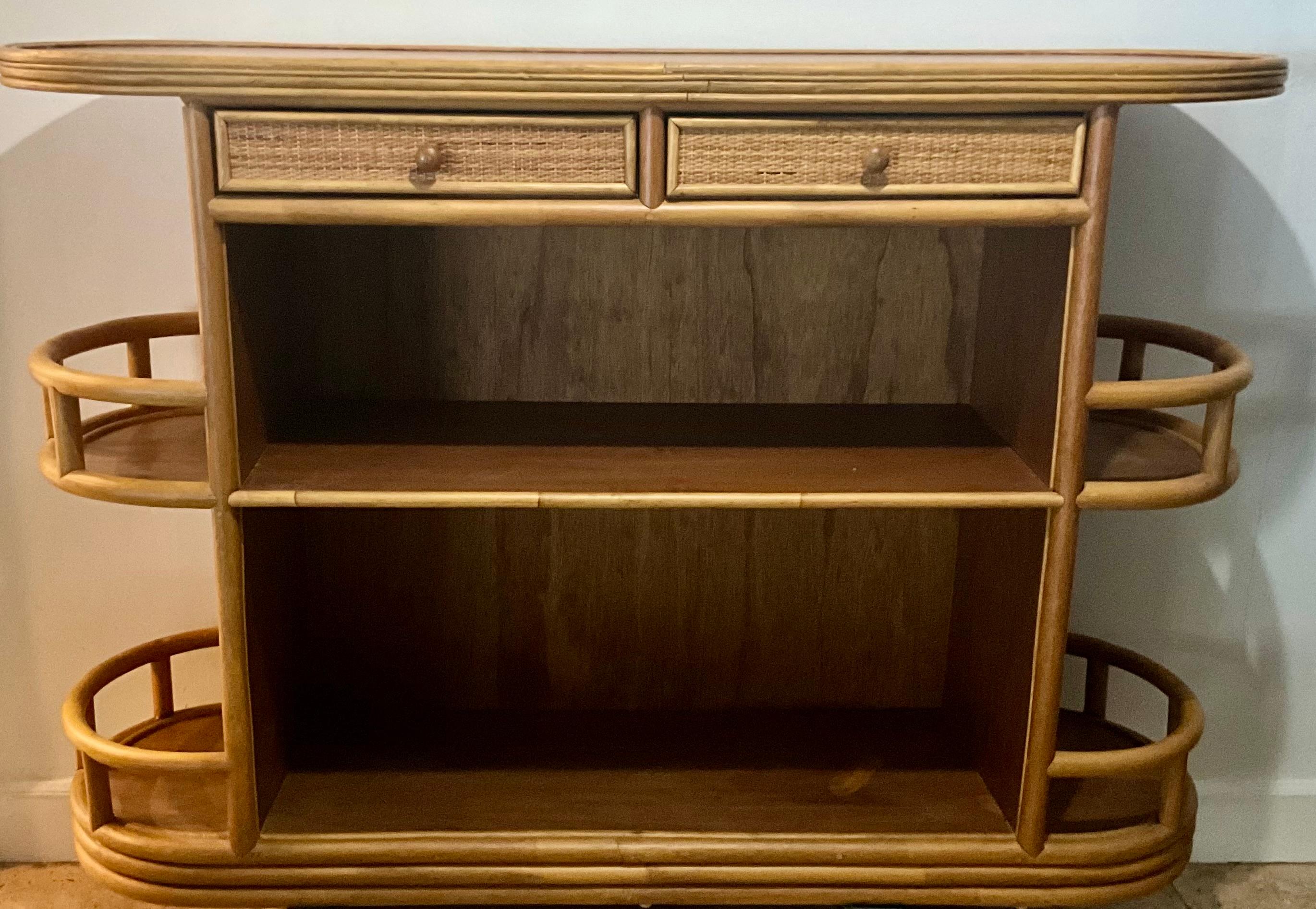 Dry Bar in rattan e legno di metà secolo con ripiani a galleria e due cassetti - Boho in vendita 4