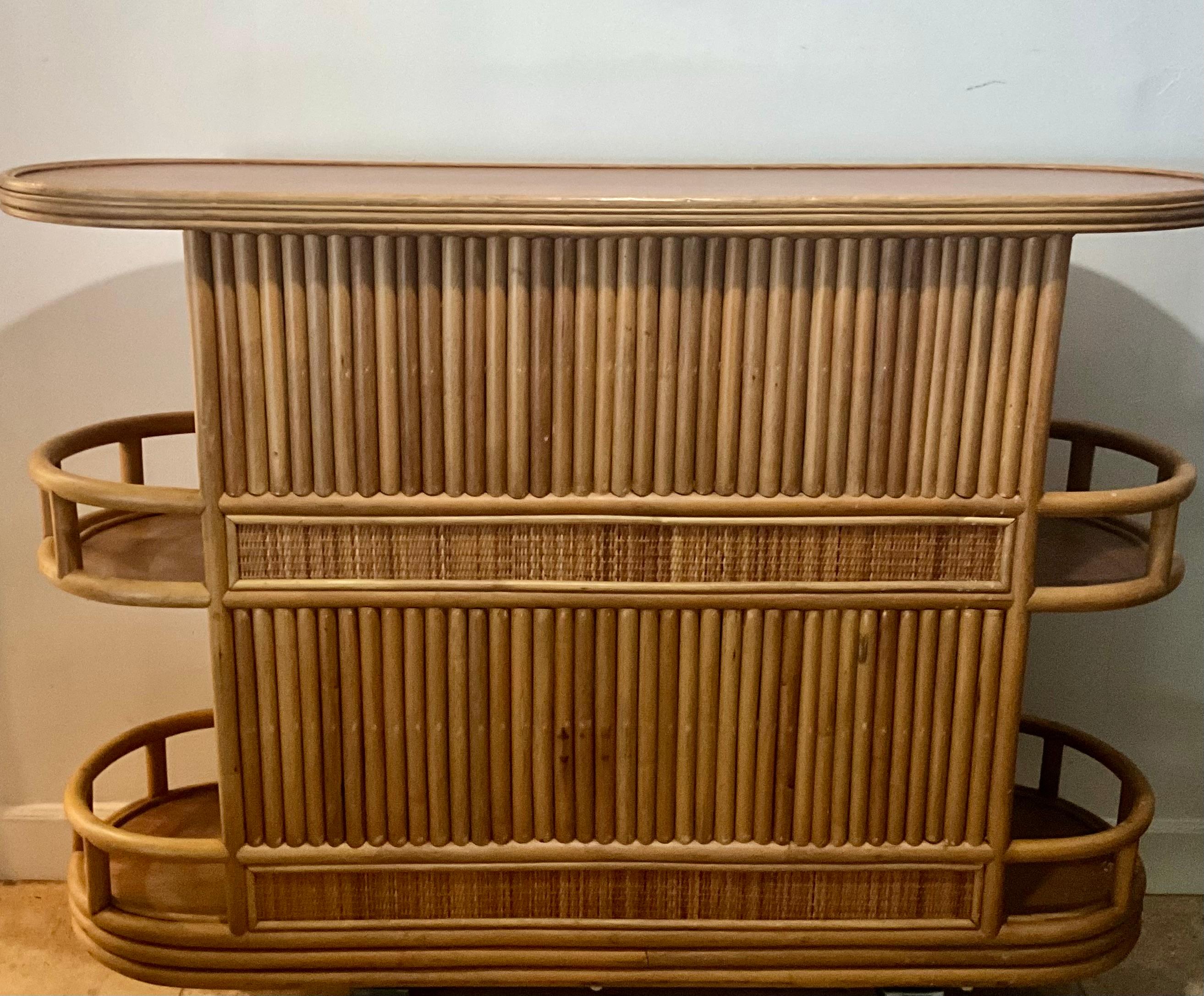 Dry Bar in rattan e legno di metà secolo con ripiani a galleria e due cassetti - Boho in vendita 5