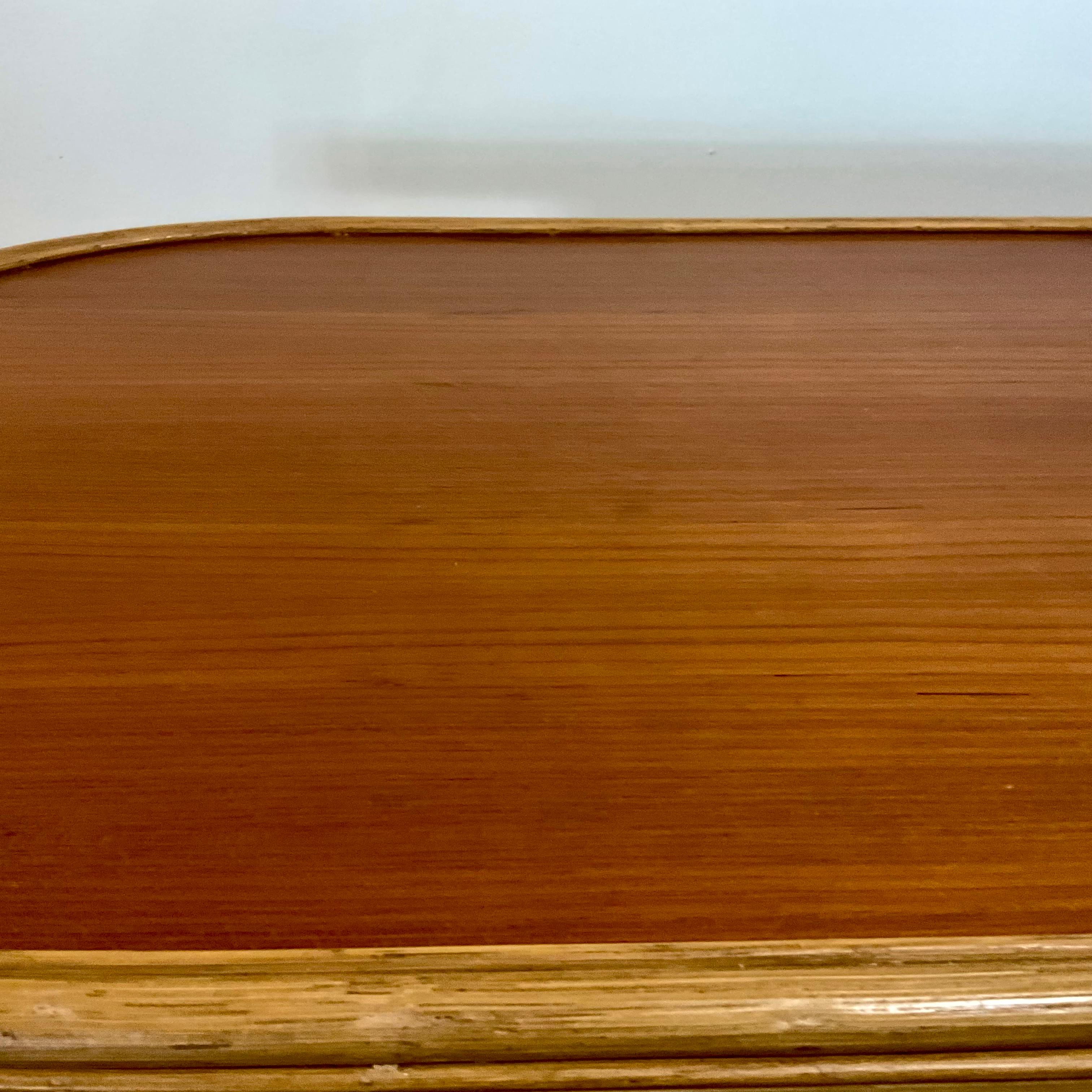 Dry Bar in rattan e legno di metà secolo con ripiani a galleria e due cassetti - Boho in vendita 6