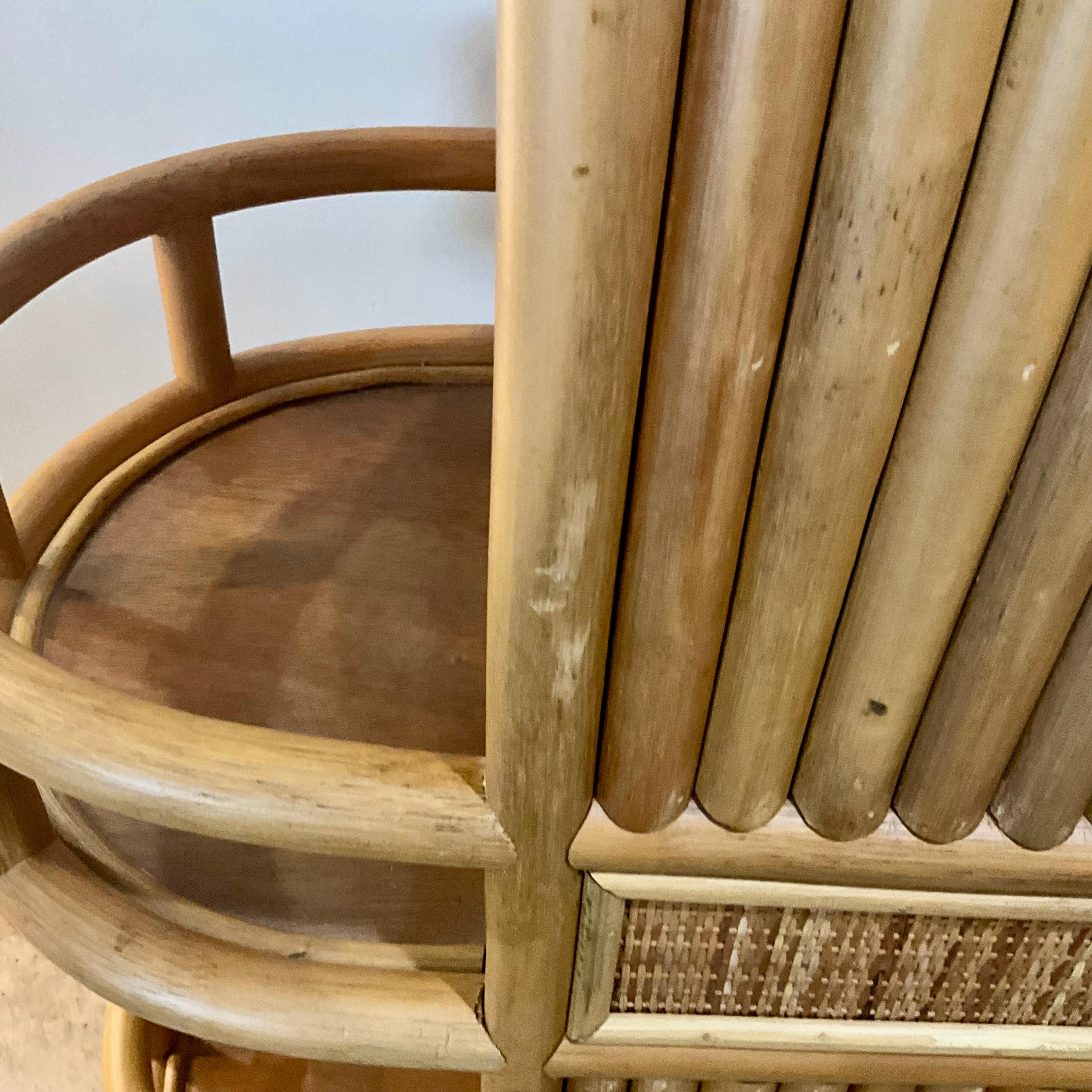 Dry Bar in rattan e legno di metà secolo con ripiani a galleria e due cassetti - Boho in vendita 7