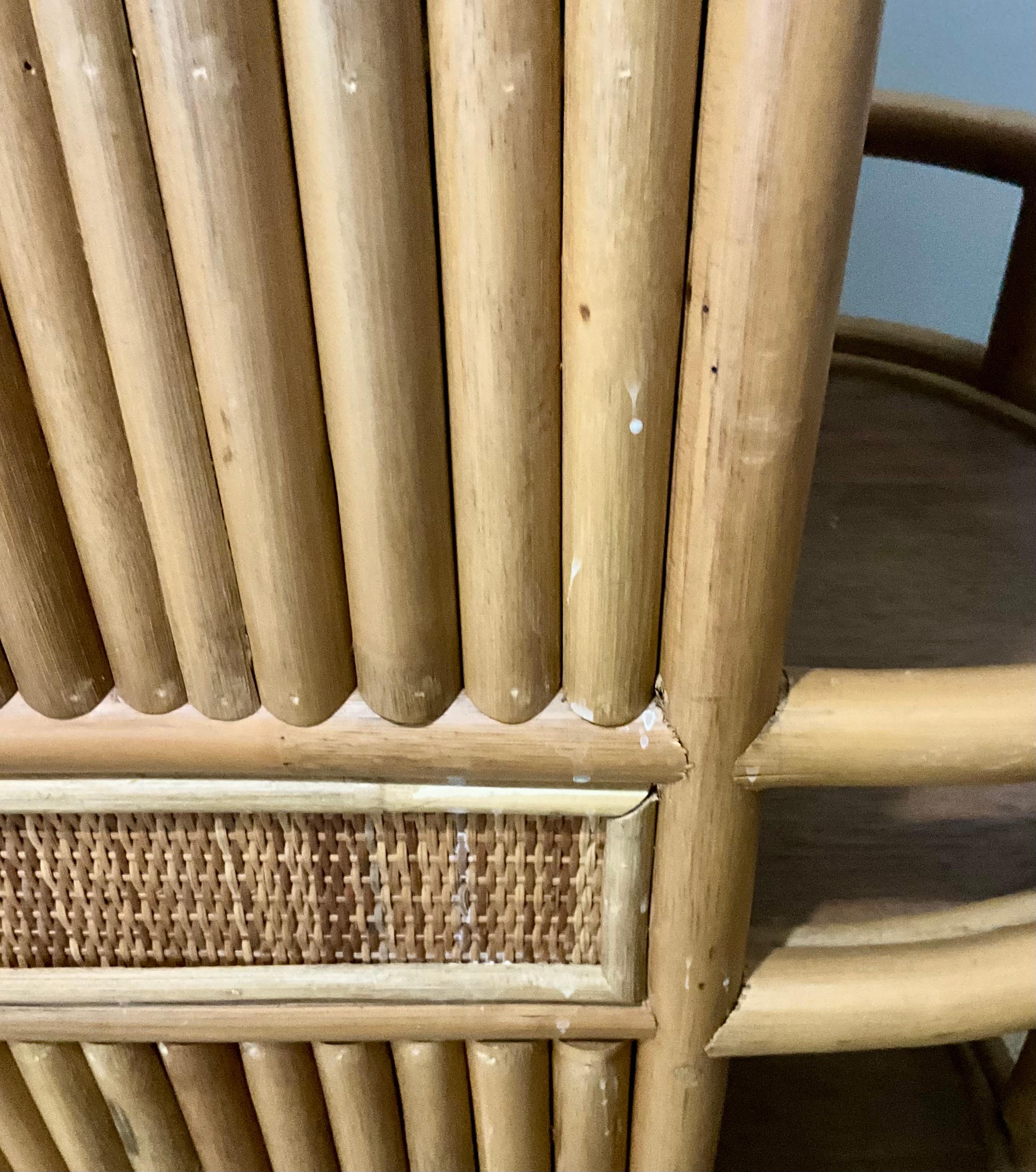 Dry Bar in rattan e legno di metà secolo con ripiani a galleria e due cassetti - Boho in vendita 8