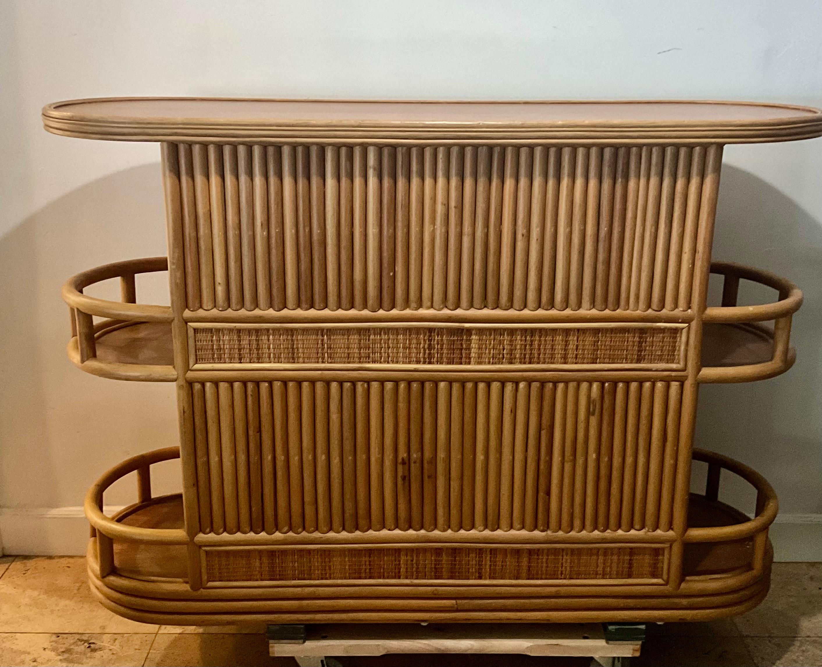 Dry Bar in rattan e legno di metà secolo con ripiani a galleria e due cassetti - Boho in vendita 9