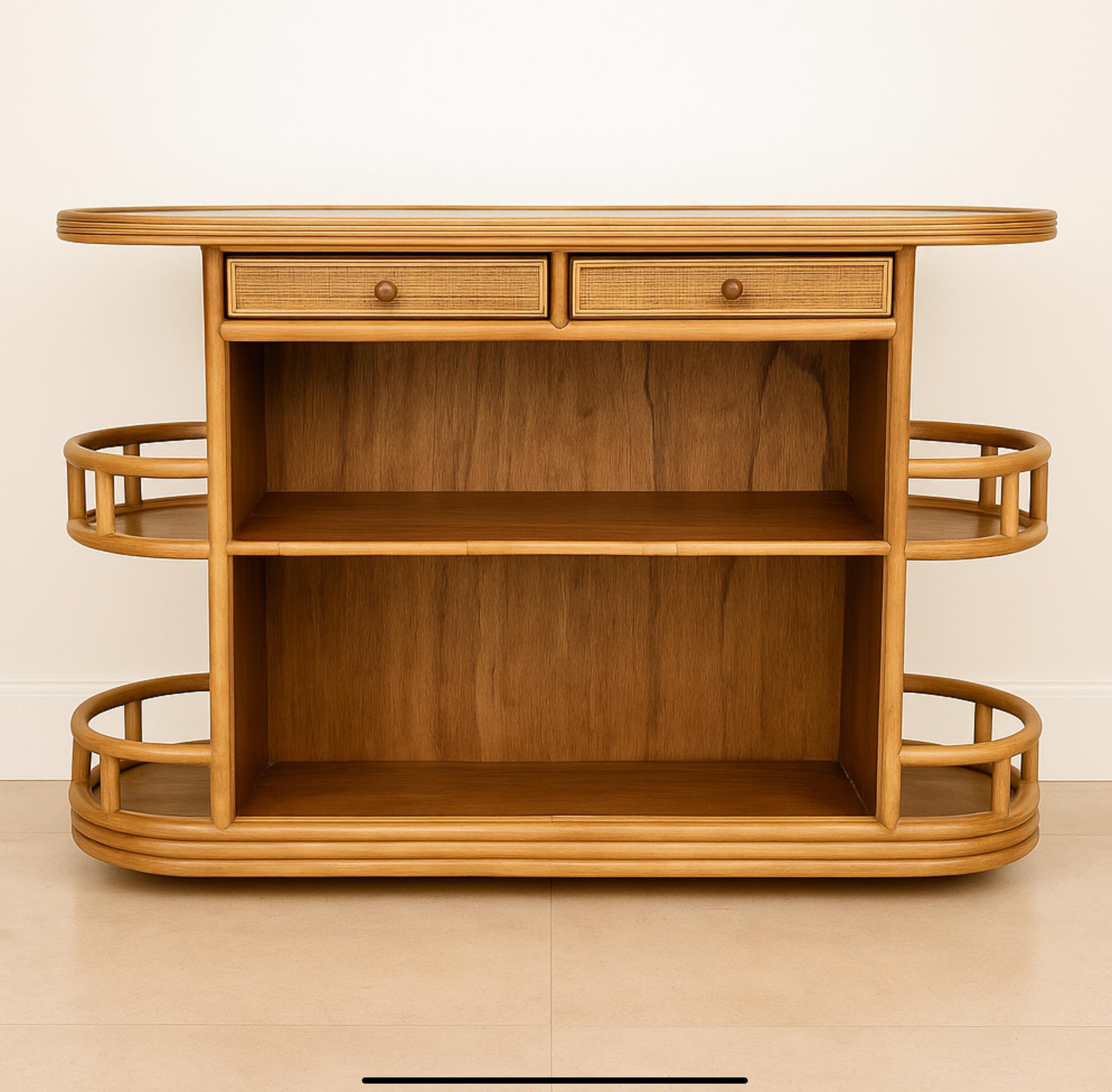 Titolo:

Dry Bar in rattan e legno di metà secolo con ripiani a galleria e due cassetti - stile Boho Hollywood Regency

⸻

Descrizione:

Dry bar chic di metà secolo in rattan e legno, caratterizzato da linee pulite, texture organiche e fascino senza