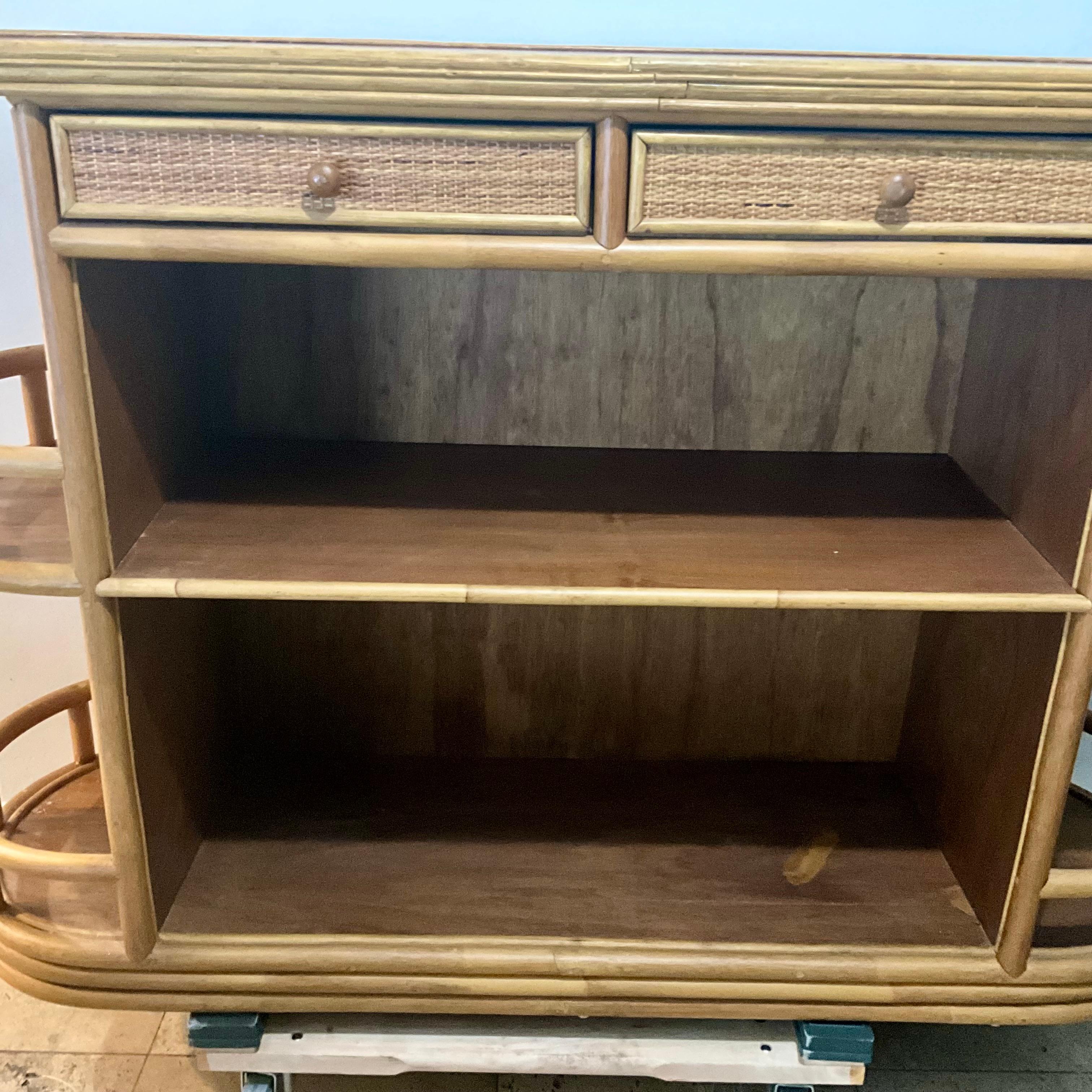 Hollywood Regency Dry Bar in rattan e legno di metà secolo con ripiani a galleria e due cassetti - Boho in vendita