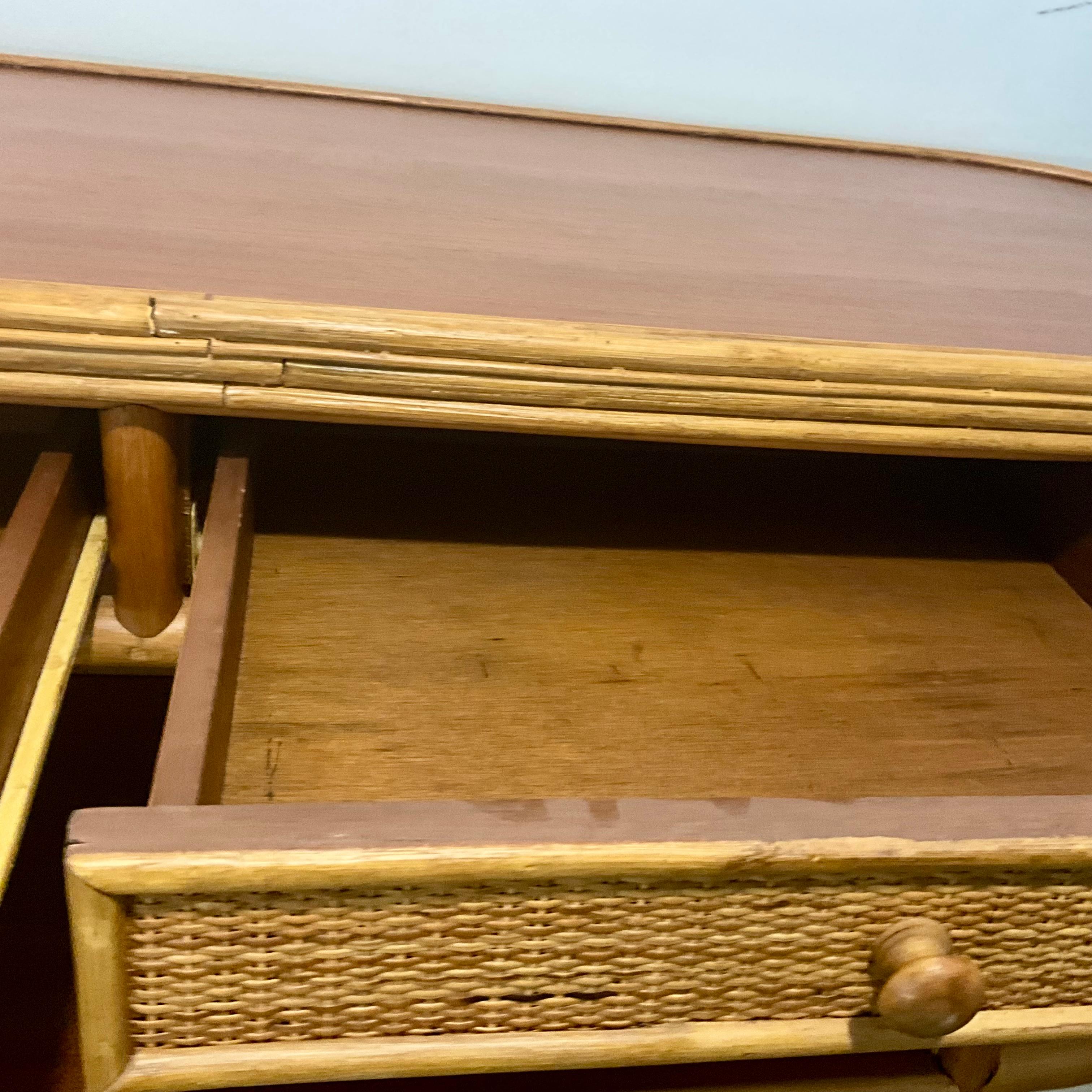 Americano Dry Bar in rattan e legno di metà secolo con ripiani a galleria e due cassetti - Boho in vendita