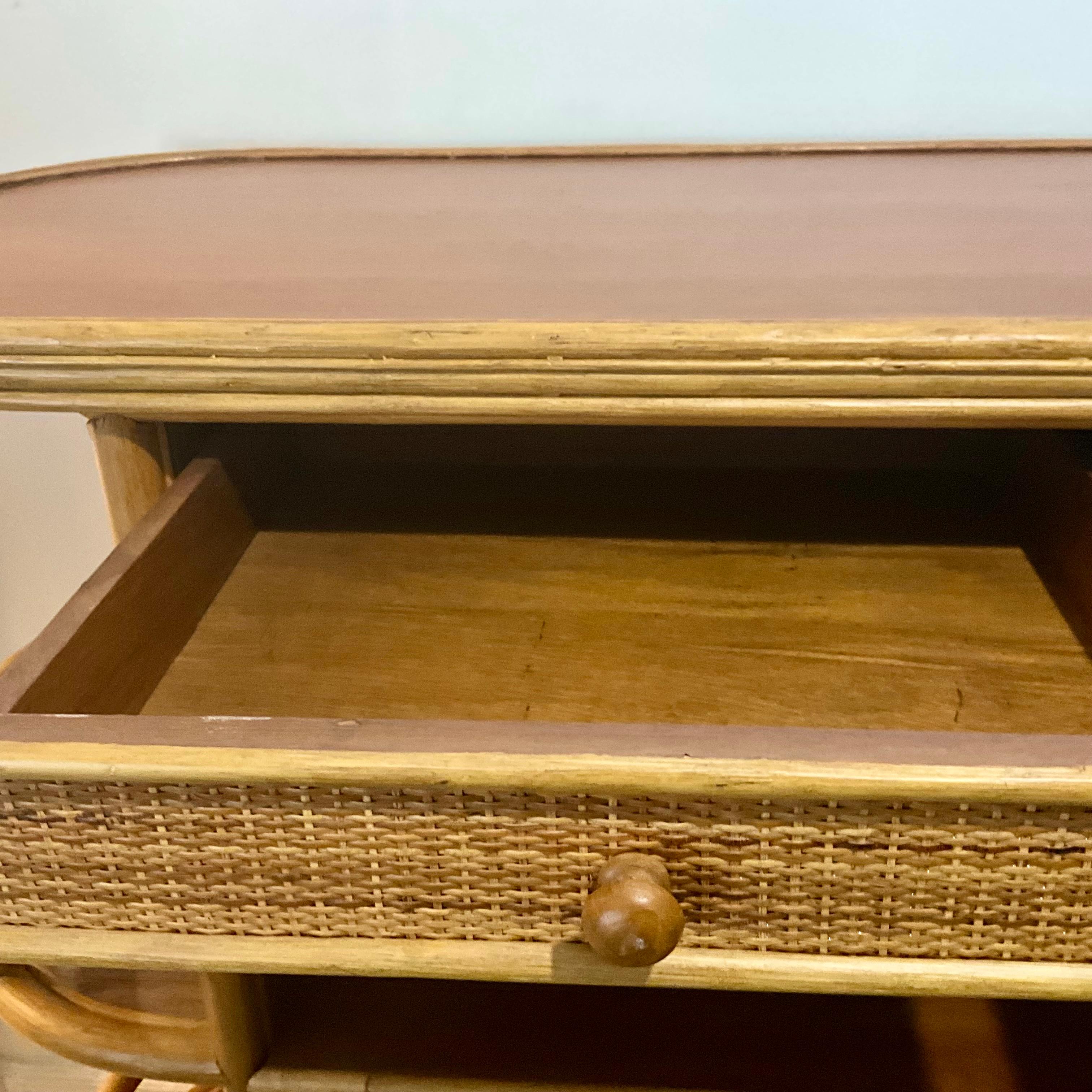 Dry Bar in rattan e legno di metà secolo con ripiani a galleria e due cassetti - Boho In condizioni buone in vendita a West Palm Beach, US