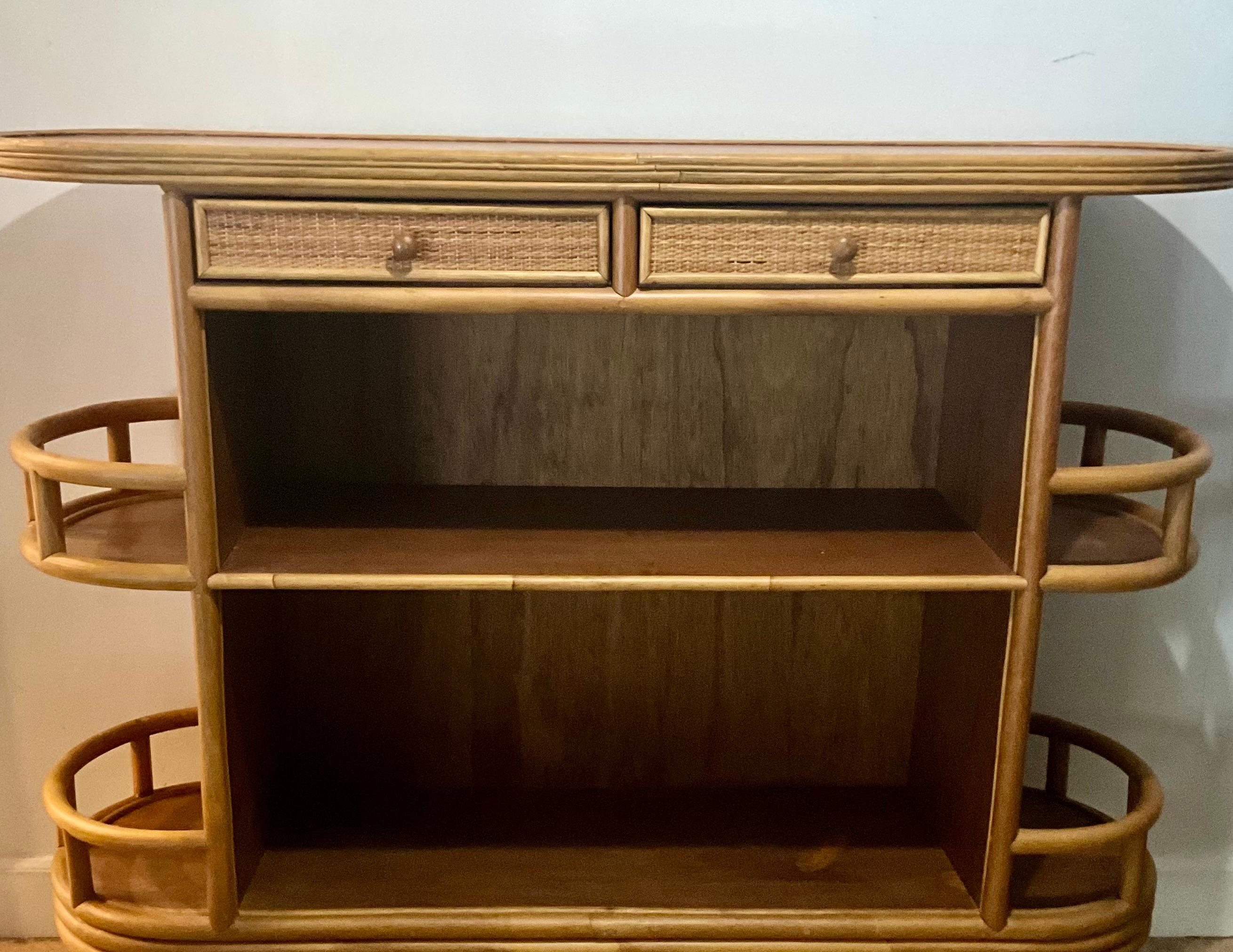 Fine XX secolo Dry Bar in rattan e legno di metà secolo con ripiani a galleria e due cassetti - Boho in vendita