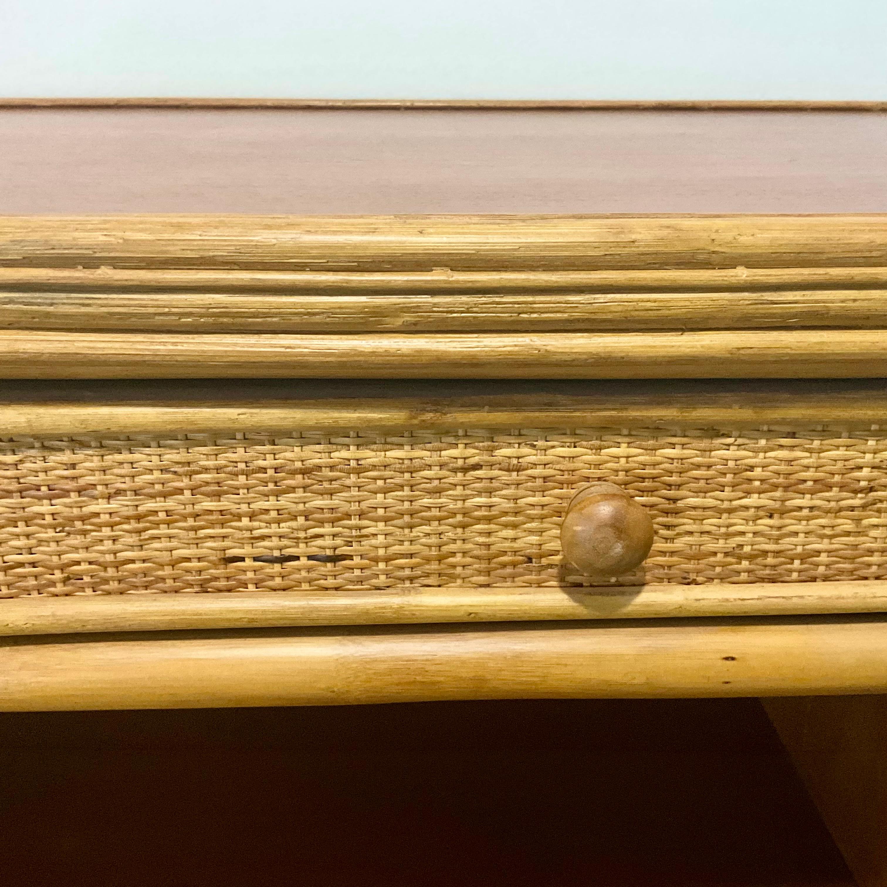 Bambù Dry Bar in rattan e legno di metà secolo con ripiani a galleria e due cassetti - Boho in vendita