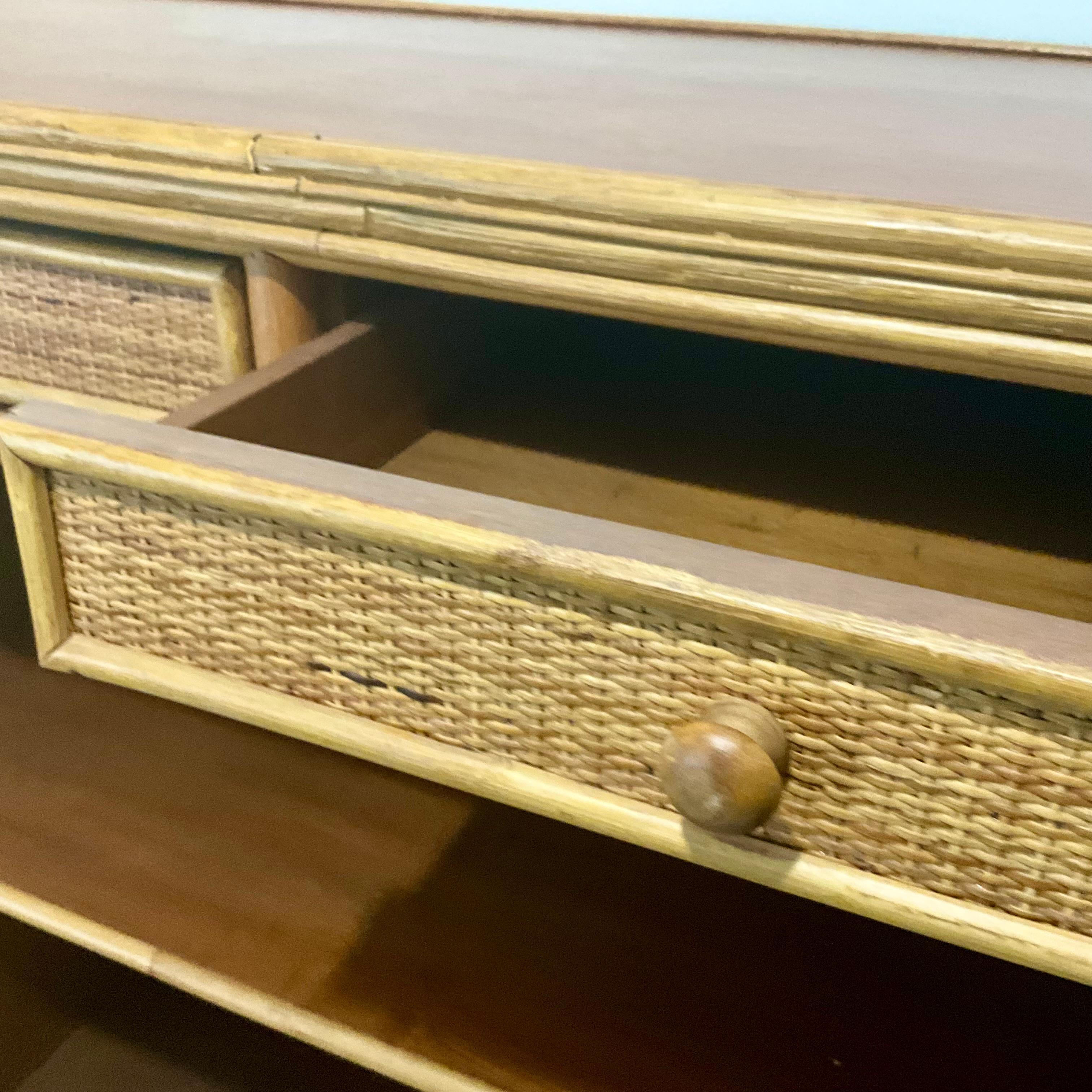 Dry Bar in rattan e legno di metà secolo con ripiani a galleria e due cassetti - Boho in vendita 1