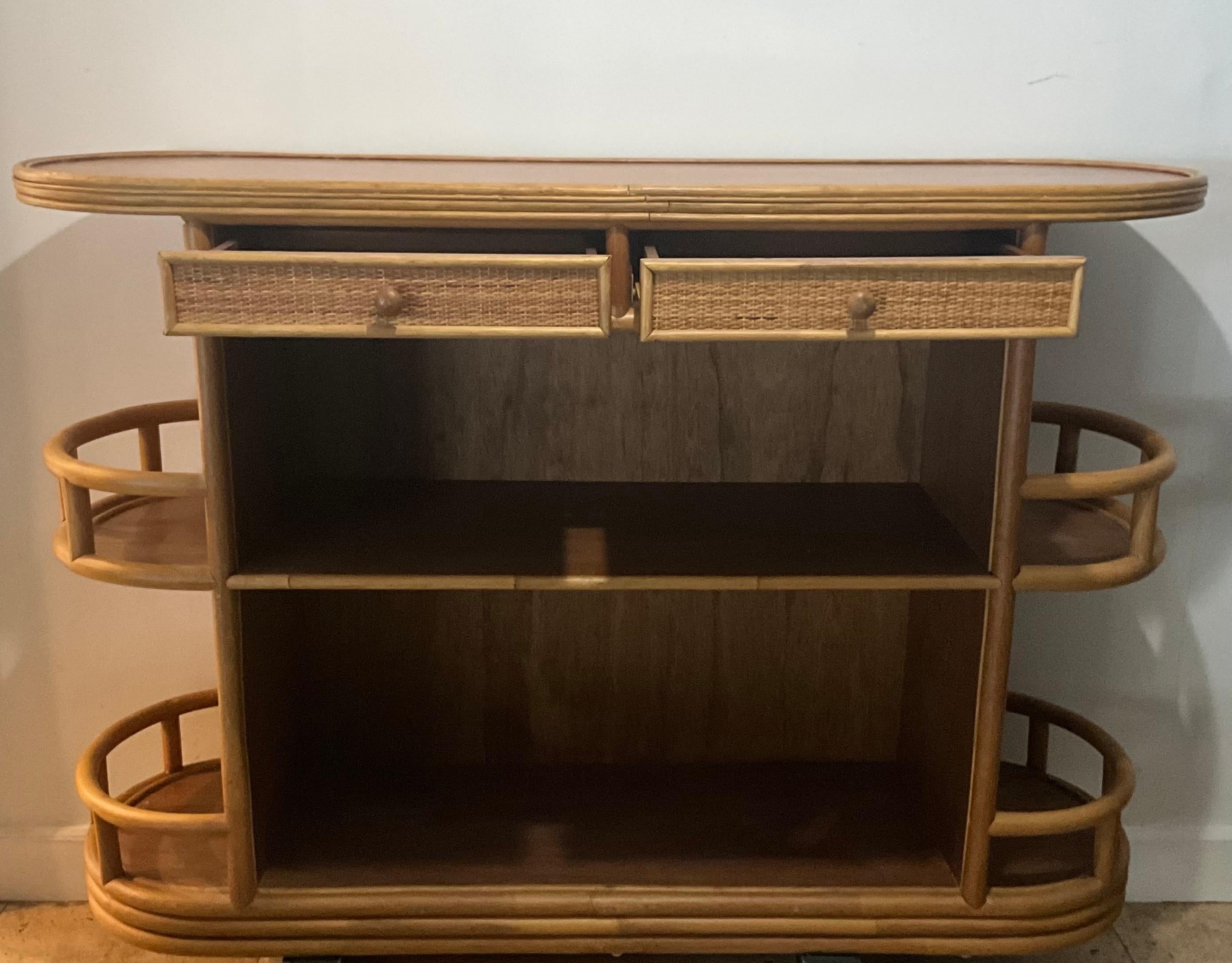 Dry Bar in rattan e legno di metà secolo con ripiani a galleria e due cassetti - Boho in vendita 2