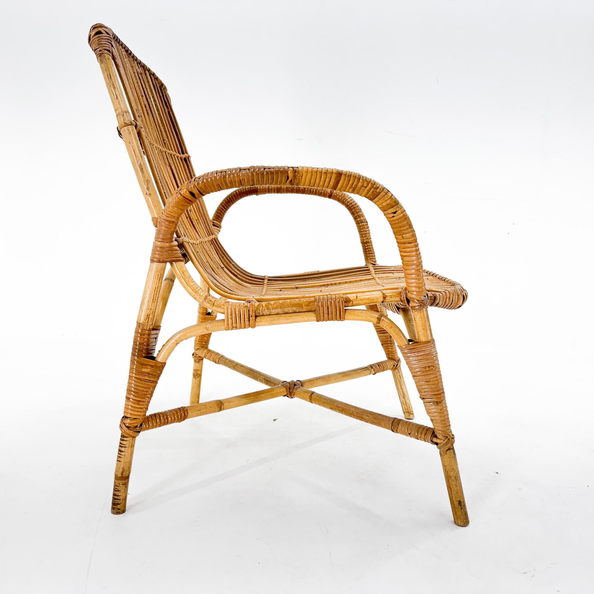 Fauteuil chaise vintage en rotin fabriqué dans les années 1970. Bon état vintage avec de légers signes d'utilisation (voir photo).