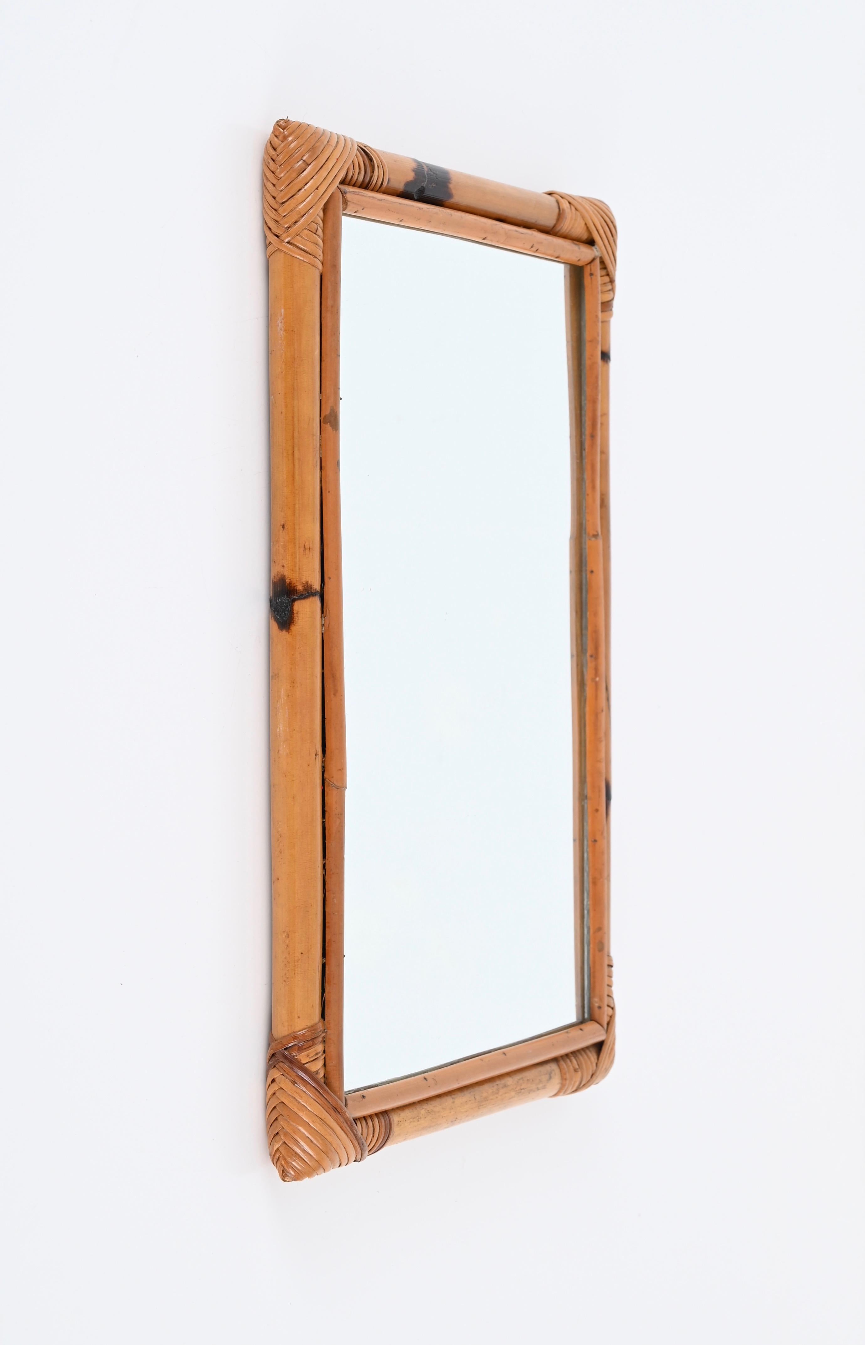 italien Miroir rectangulaire du milieu du siècle dernier en rotin, bambou et osier, Italie 1970 en vente