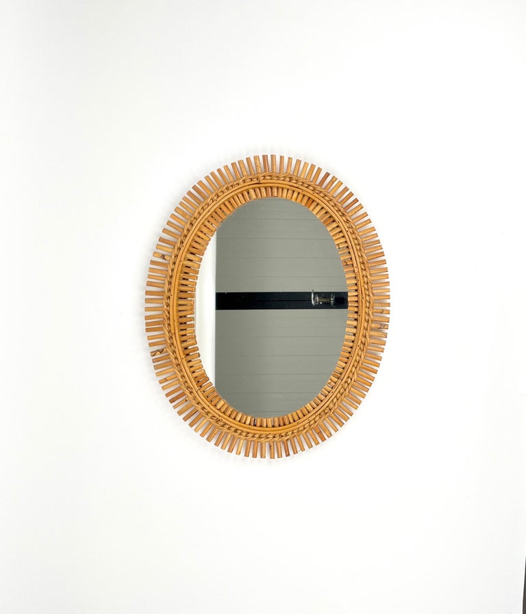 Beautiful oval wall mirror in bamboo and rattan. 

Made in Italy in the 1960s.