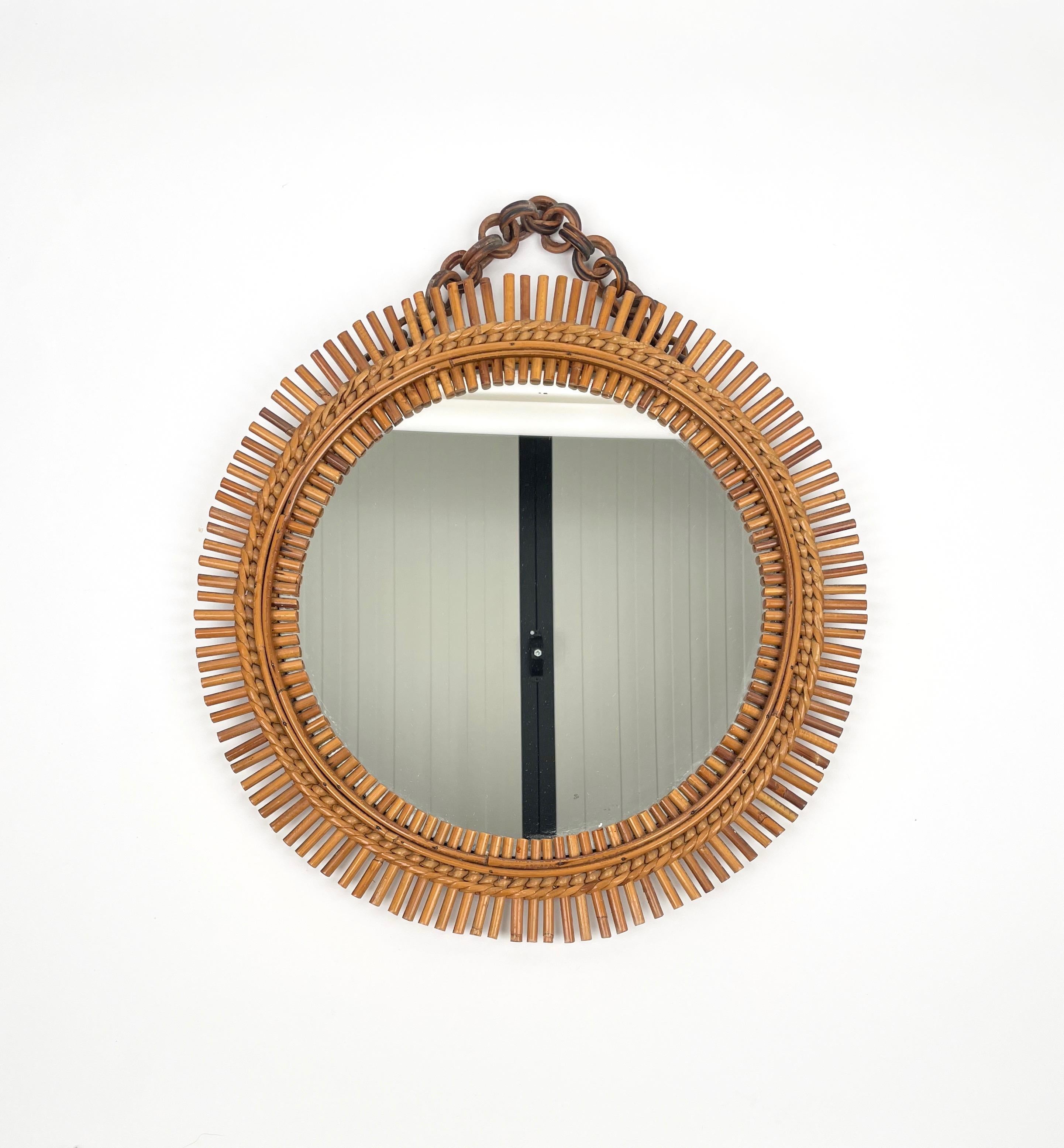 Beautiful round wall mirror with chain in bamboo and rattan. 

Made in Italy in the 1960s.