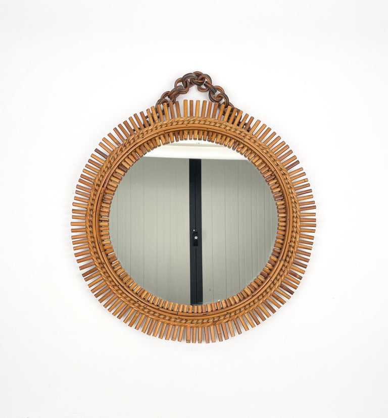 Beautiful round wall mirror with chain in bamboo and rattan. 

Made in Italy in the 1960s.