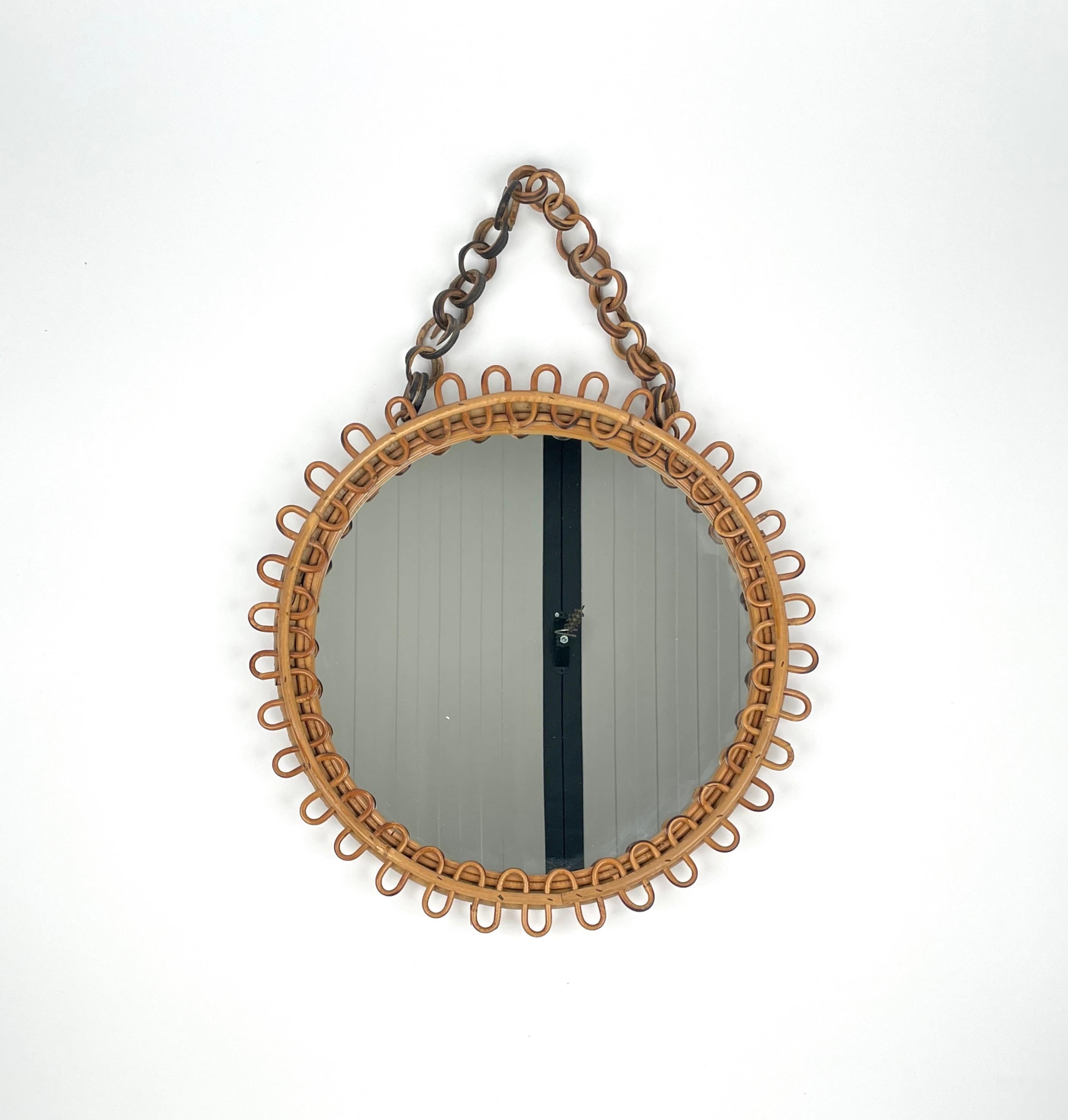Magnifique miroir mural rond avec chaîne en bambou et rotin. 

Fabriqué en Italie dans les années 1960.


