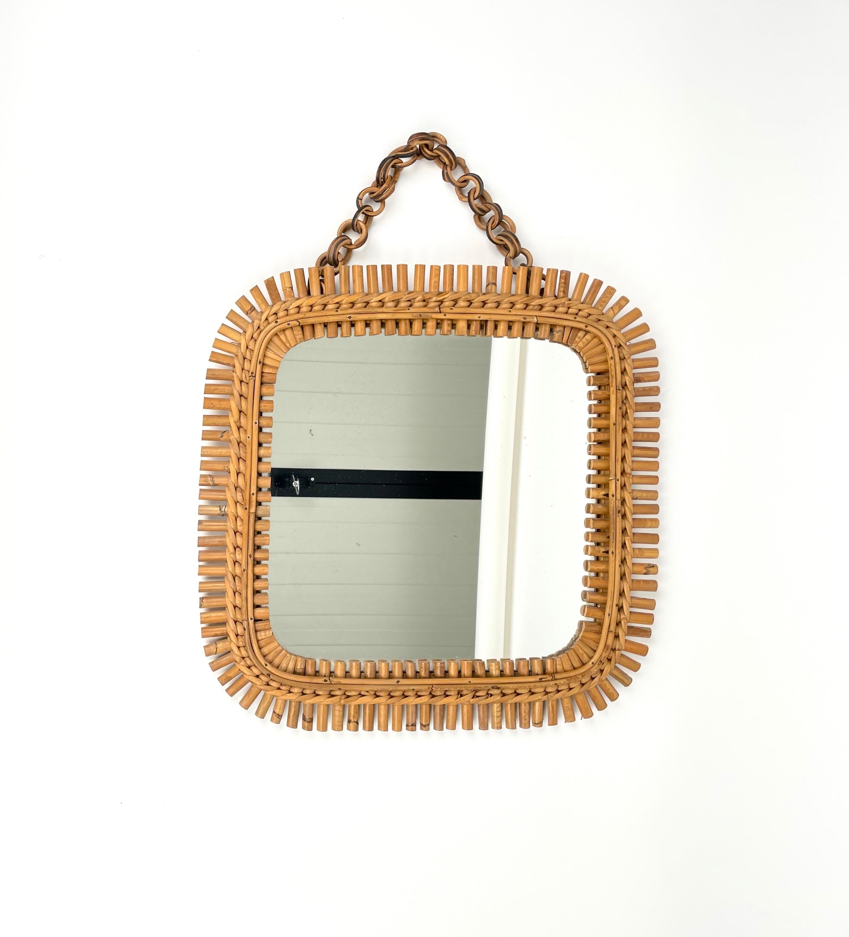 Beautiful squared wall mirror with chain in bamboo and rattan. 

Made in Italy in the 1960s.