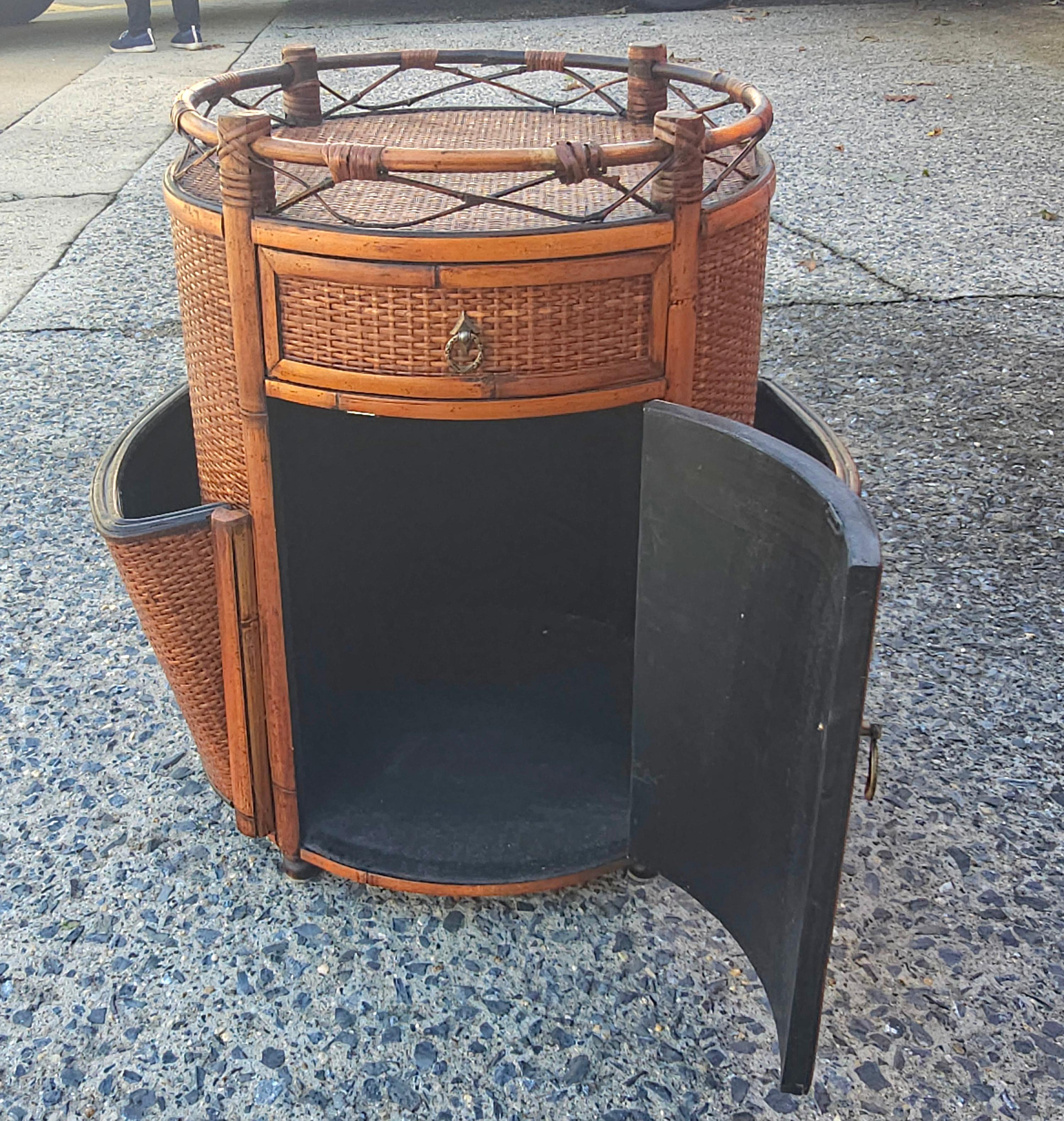 Arts and Crafts Porta riviste in vimini intrecciato di bambù e rattan del metà del secolo scorso in vendita