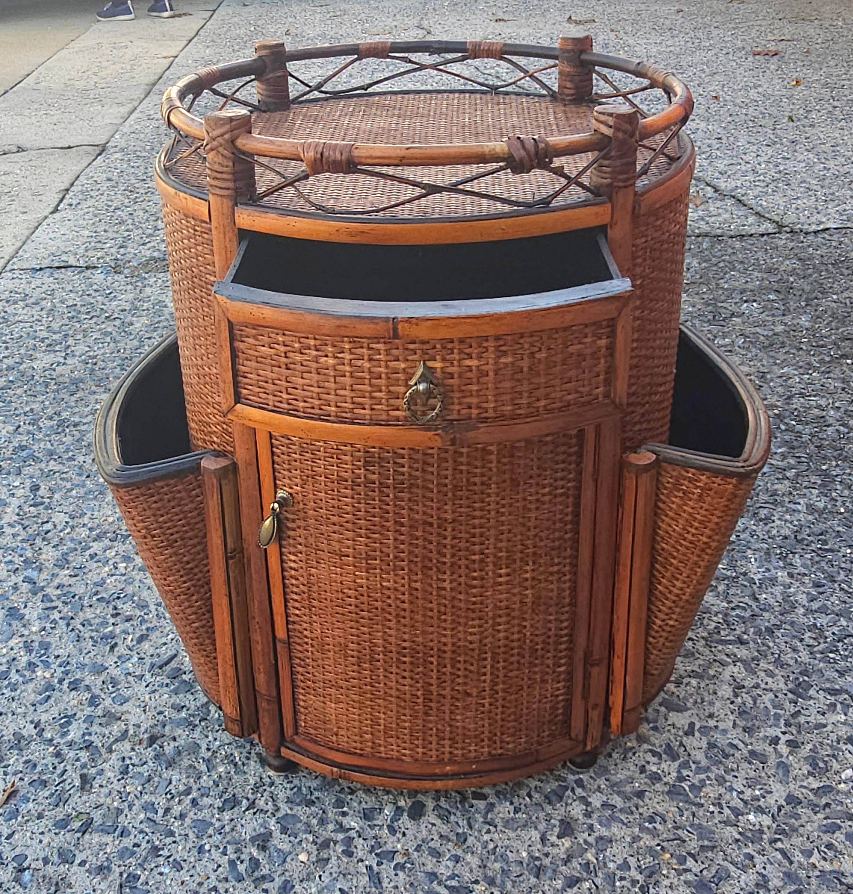 Sconosciuto Porta riviste in vimini intrecciato di bambù e rattan del metà del secolo scorso in vendita