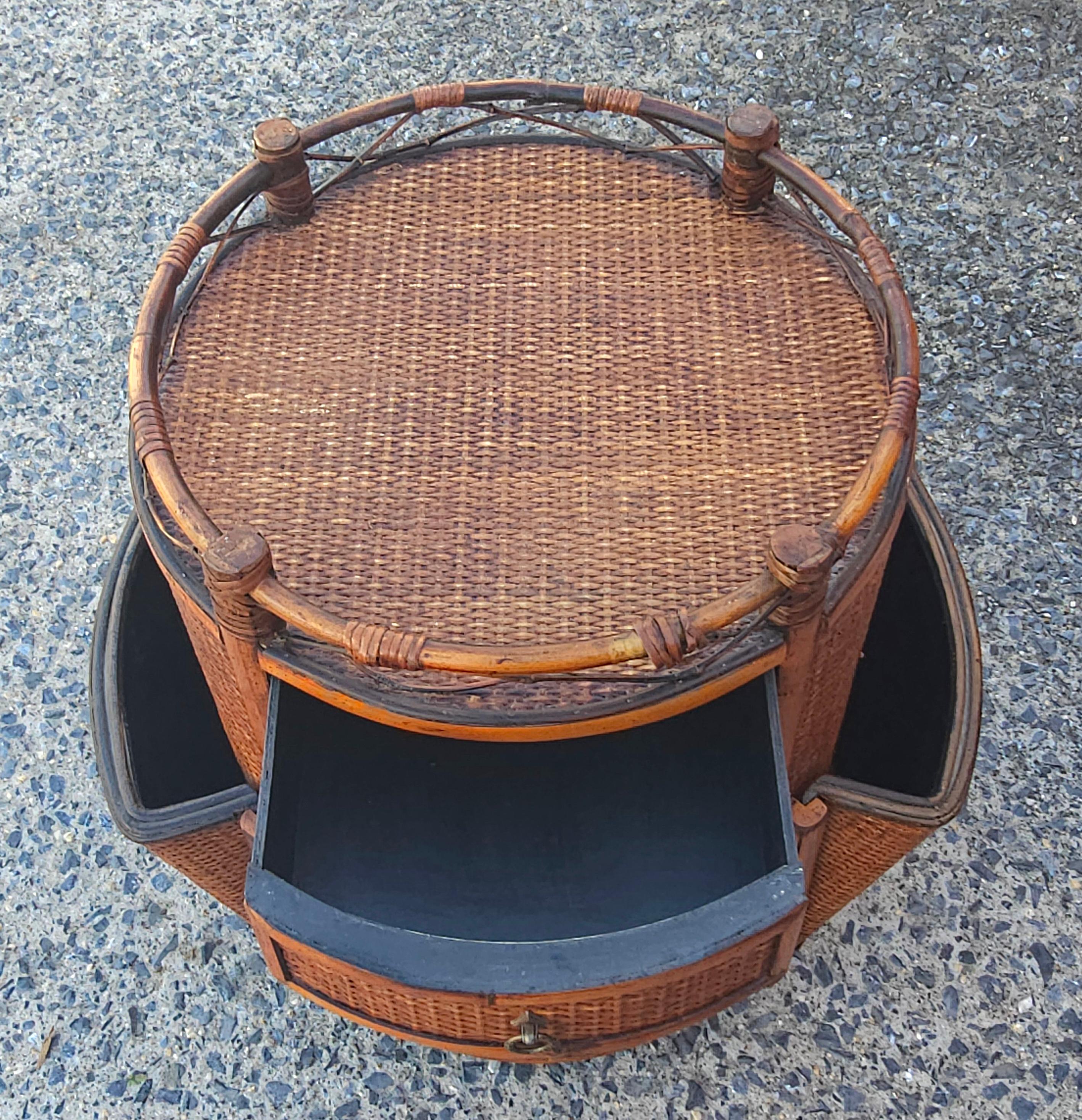 Fatto a mano Porta riviste in vimini intrecciato di bambù e rattan del metà del secolo scorso in vendita