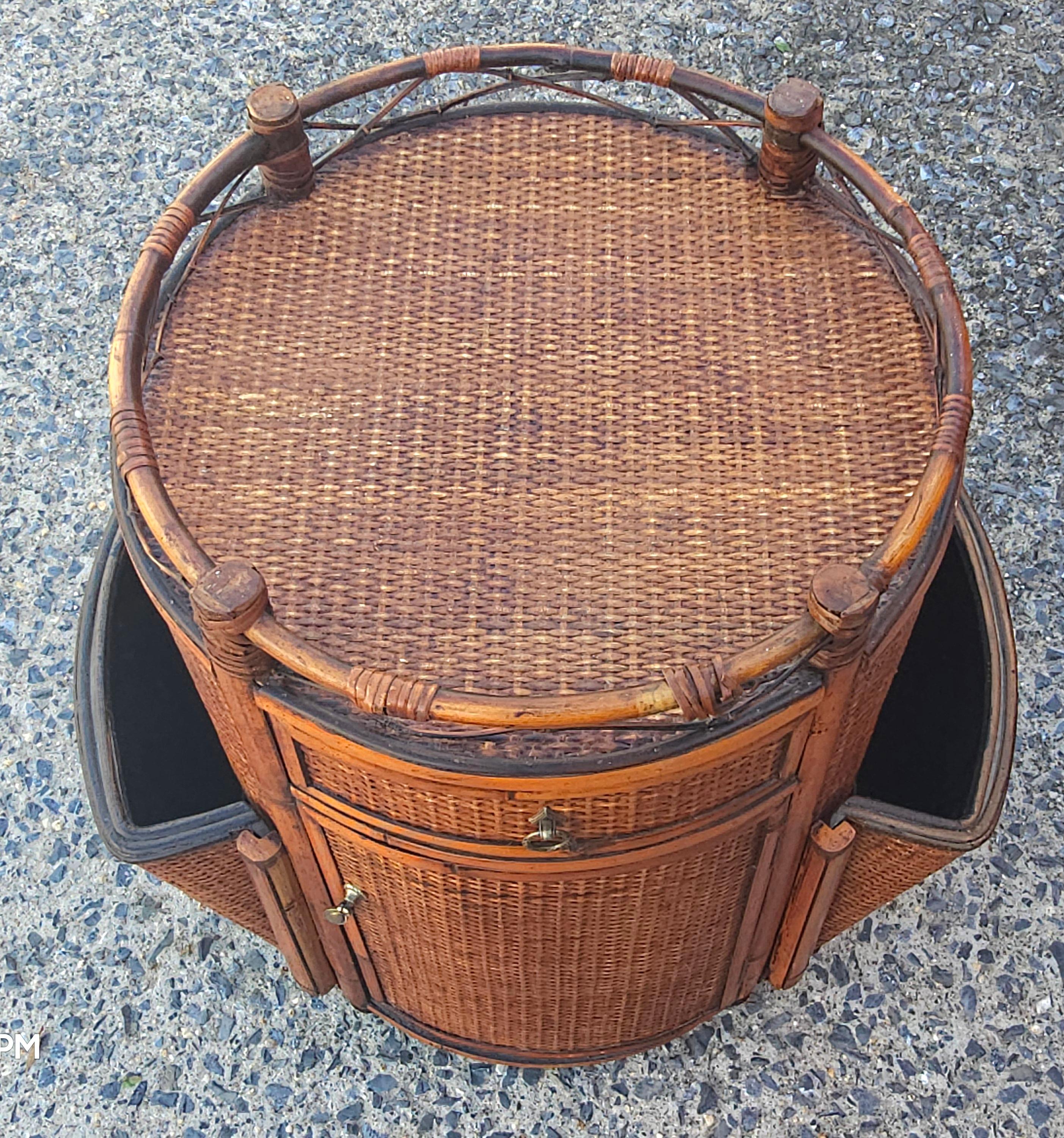 Porta riviste in vimini intrecciato di bambù e rattan del metà del secolo scorso In condizioni buone in vendita a Germantown, MD