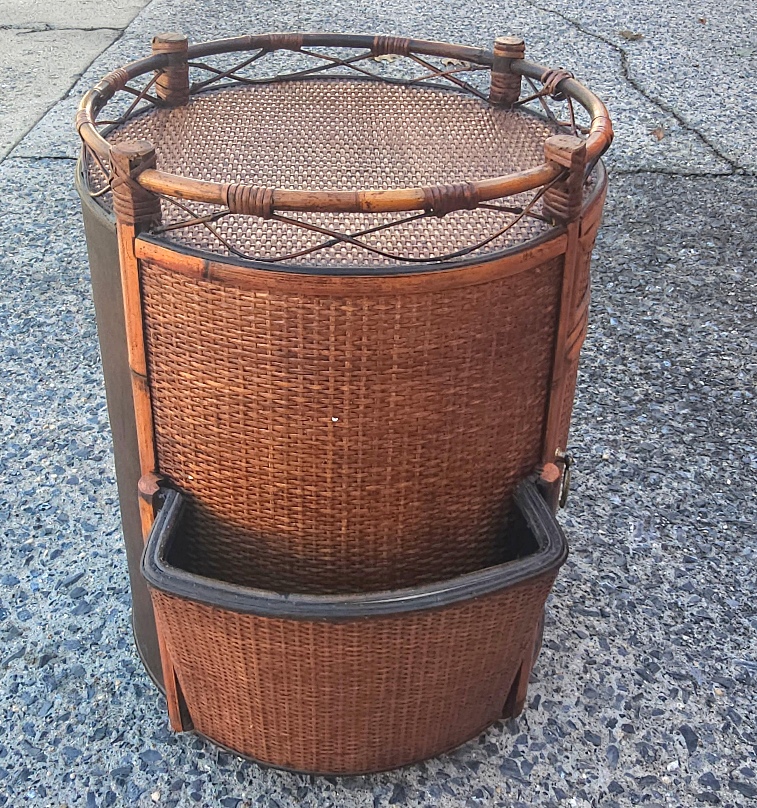 XX secolo Porta riviste in vimini intrecciato di bambù e rattan del metà del secolo scorso in vendita