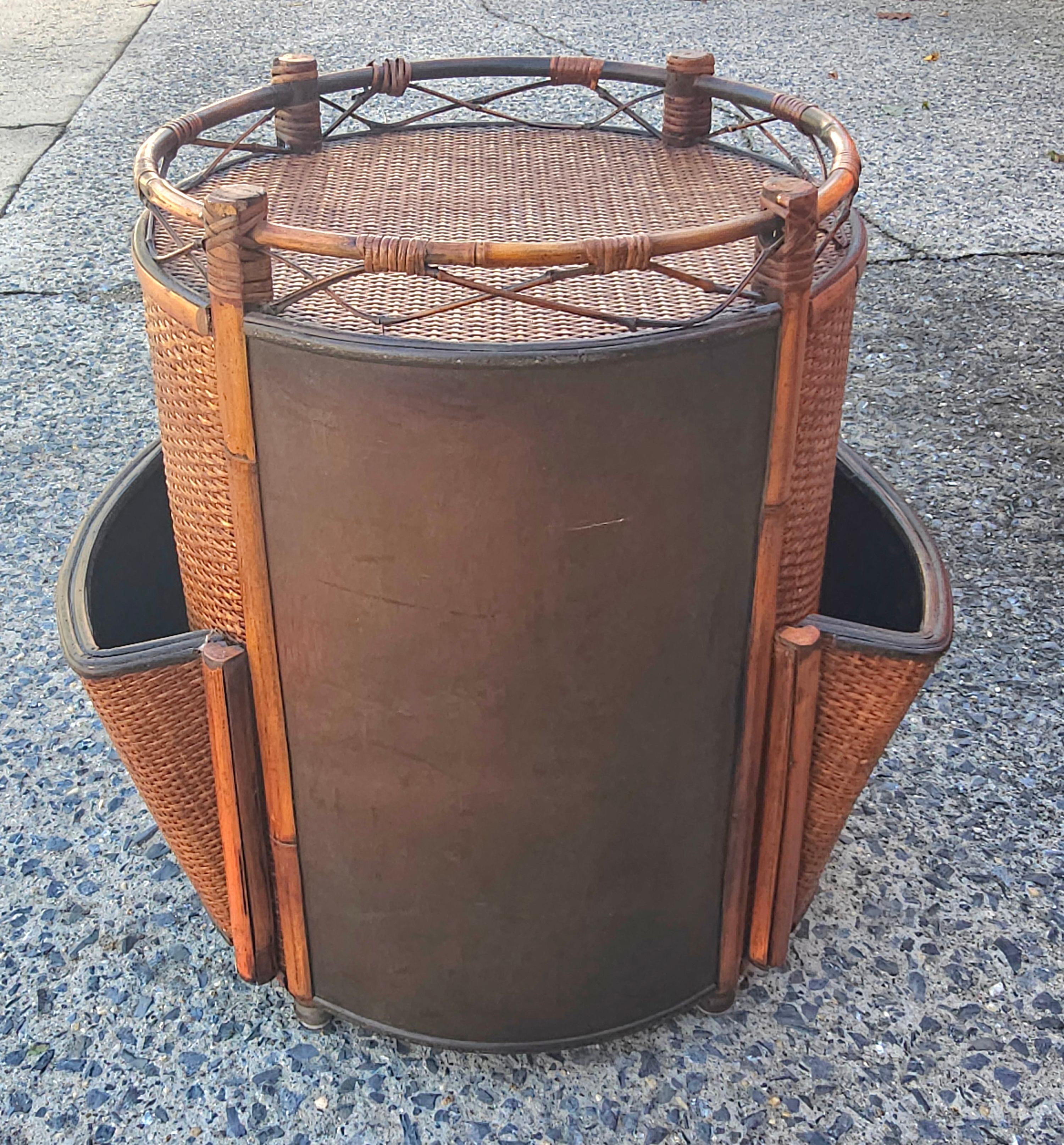 Bambù Porta riviste in vimini intrecciato di bambù e rattan del metà del secolo scorso in vendita