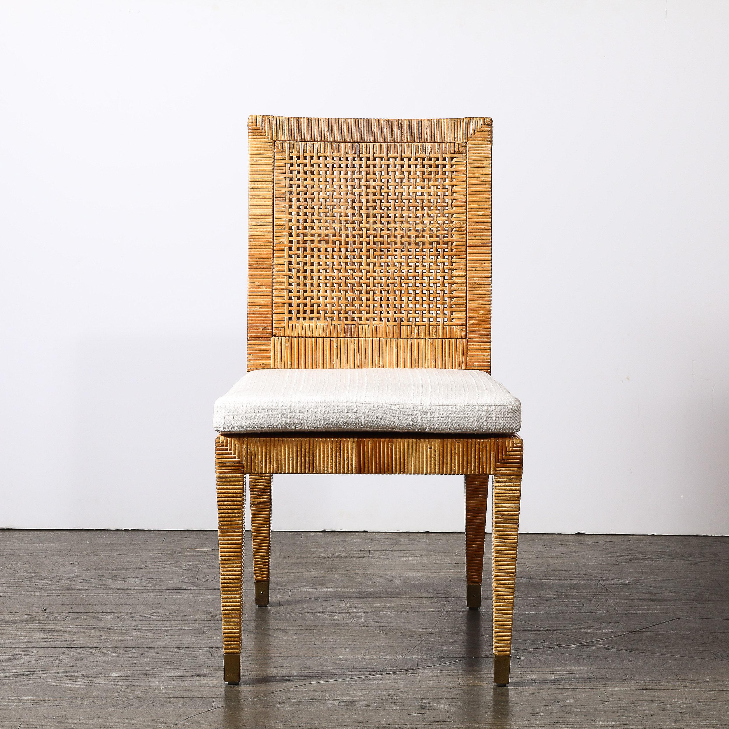 Questa eccezionale sedia moderna di metà secolo, realizzata dai rinomati Bielecky Brothers, incarna eleganza e maestria artigianale. Avvolta in rattan e bambù meticolosamente intrecciati, la sedia mette in mostra il calore naturale e la consistenza