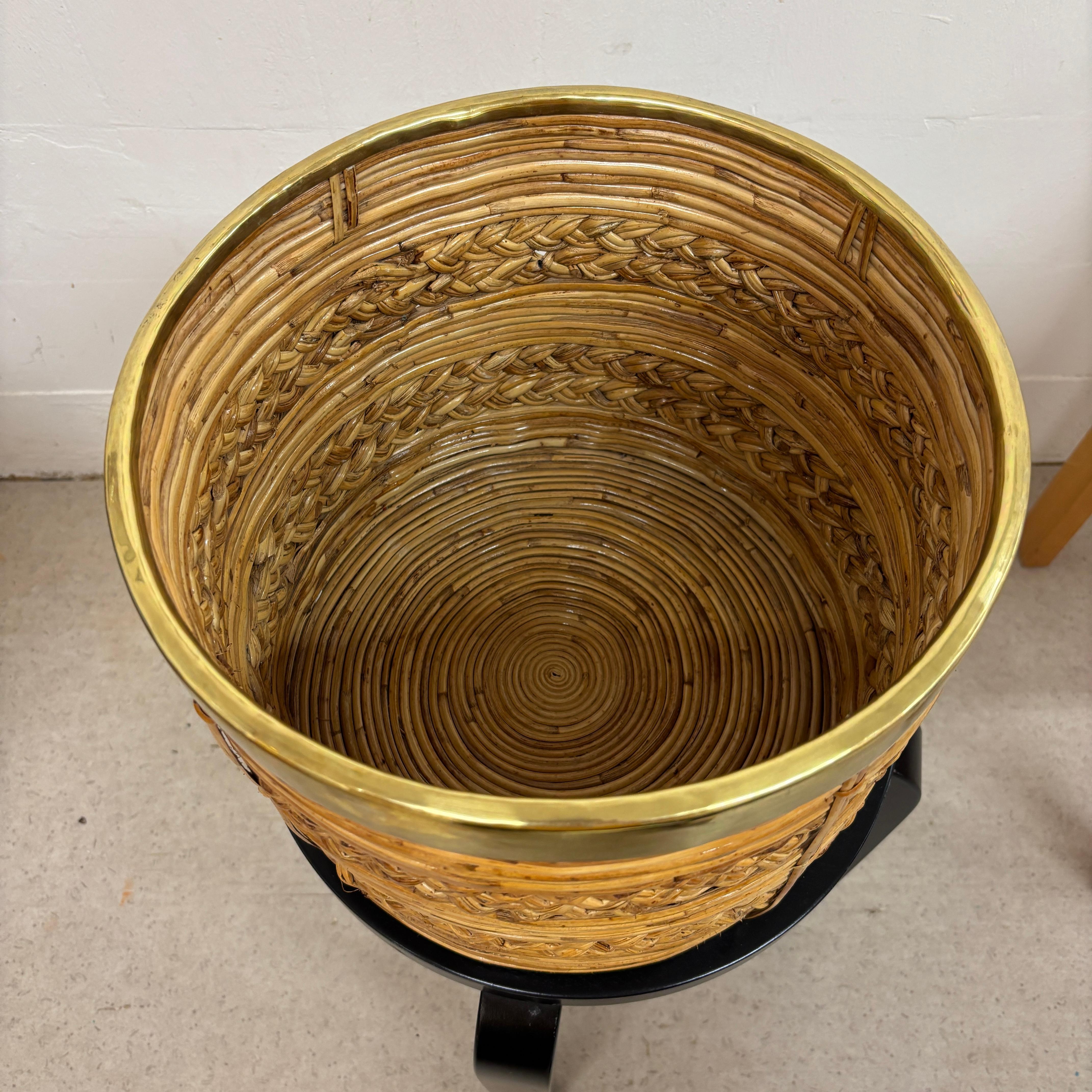 Cestino / fioriera in rattan di metà secolo con decorazione in ottone. Dall'Italia degli anni '60 in vendita 3