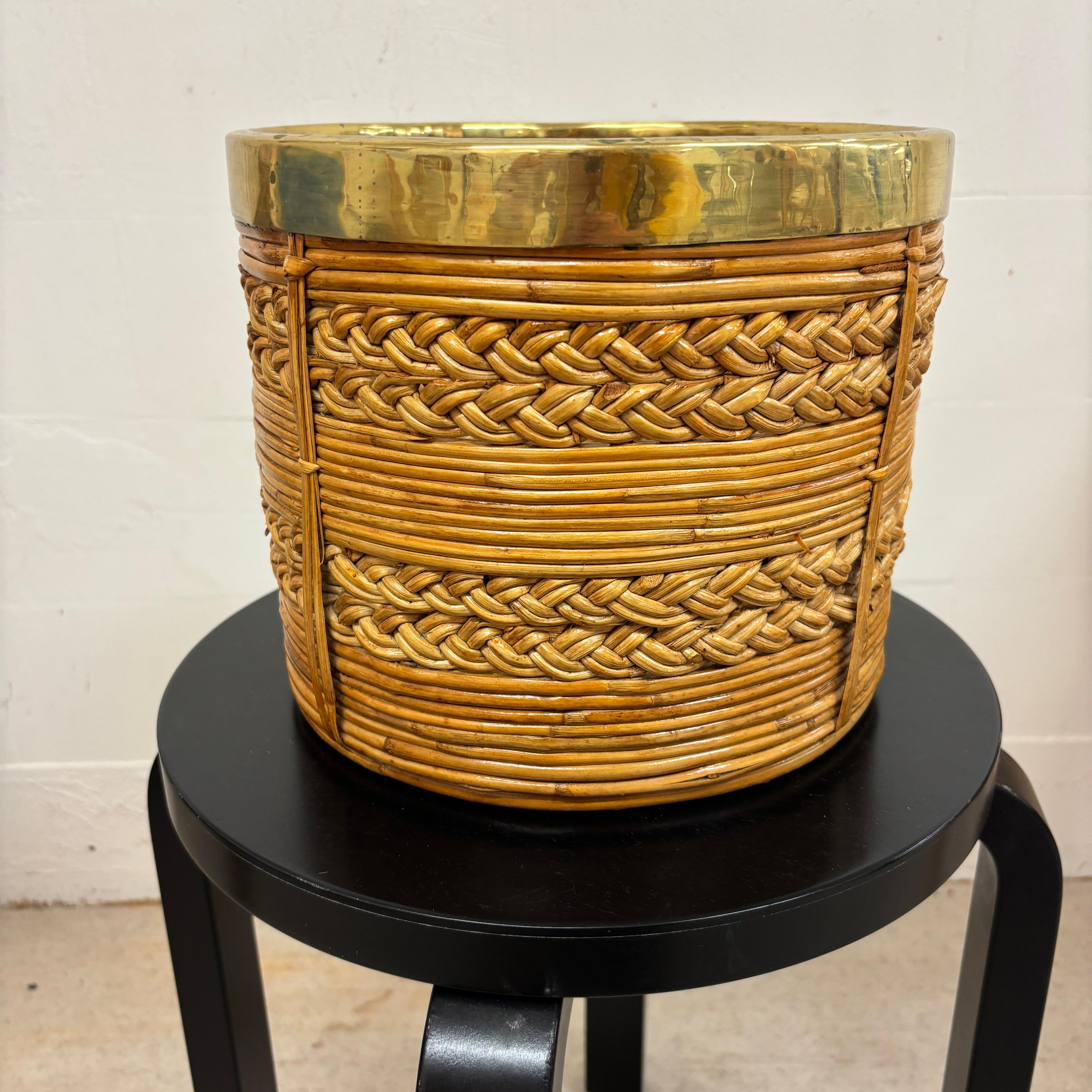 Cestino / fioriera in rattan di metà secolo con decorazione in ottone. Dall'Italia degli anni '60 in vendita 3