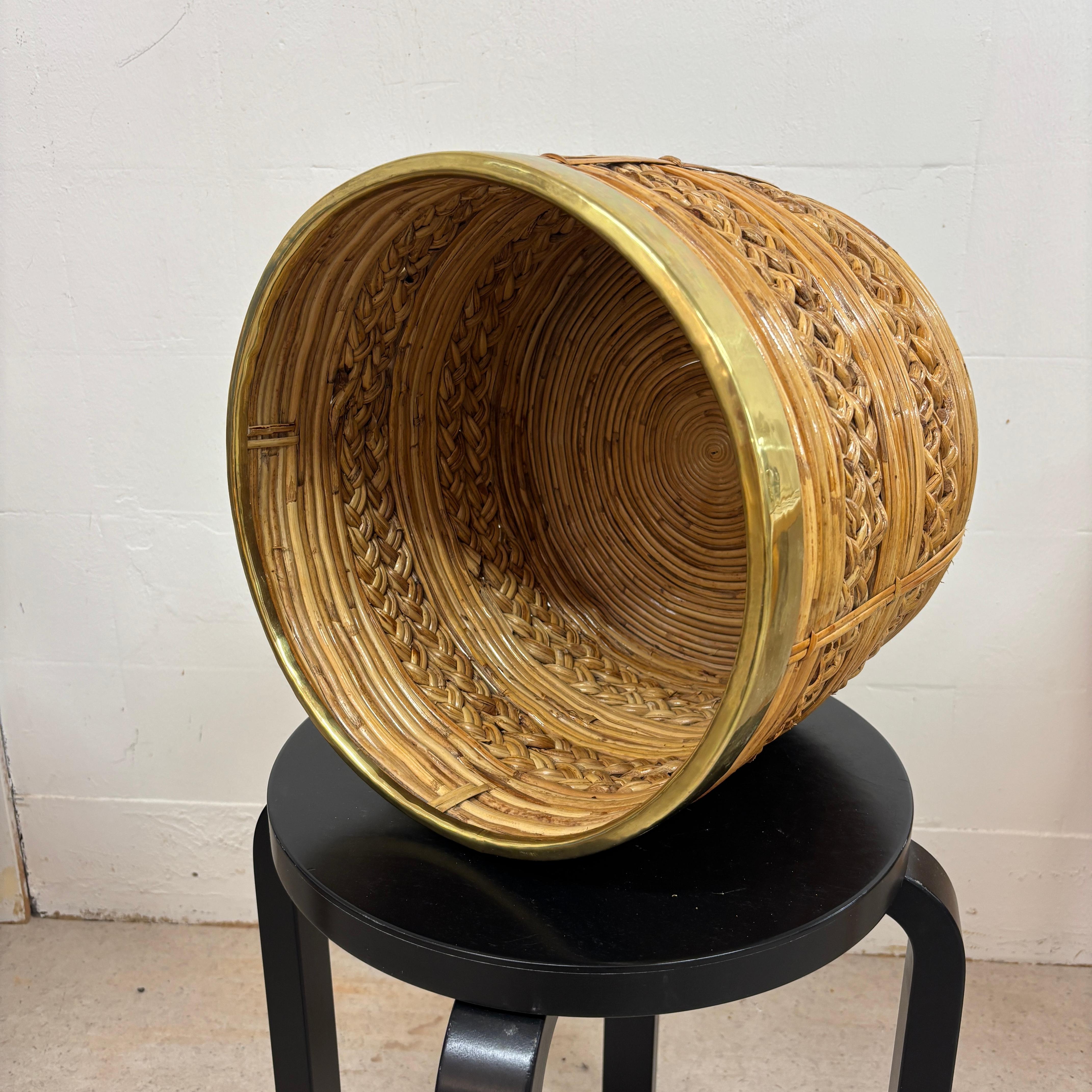 Cestino / fioriera in rattan di metà secolo con decorazione in ottone. Dall'Italia degli anni '60 in vendita 4