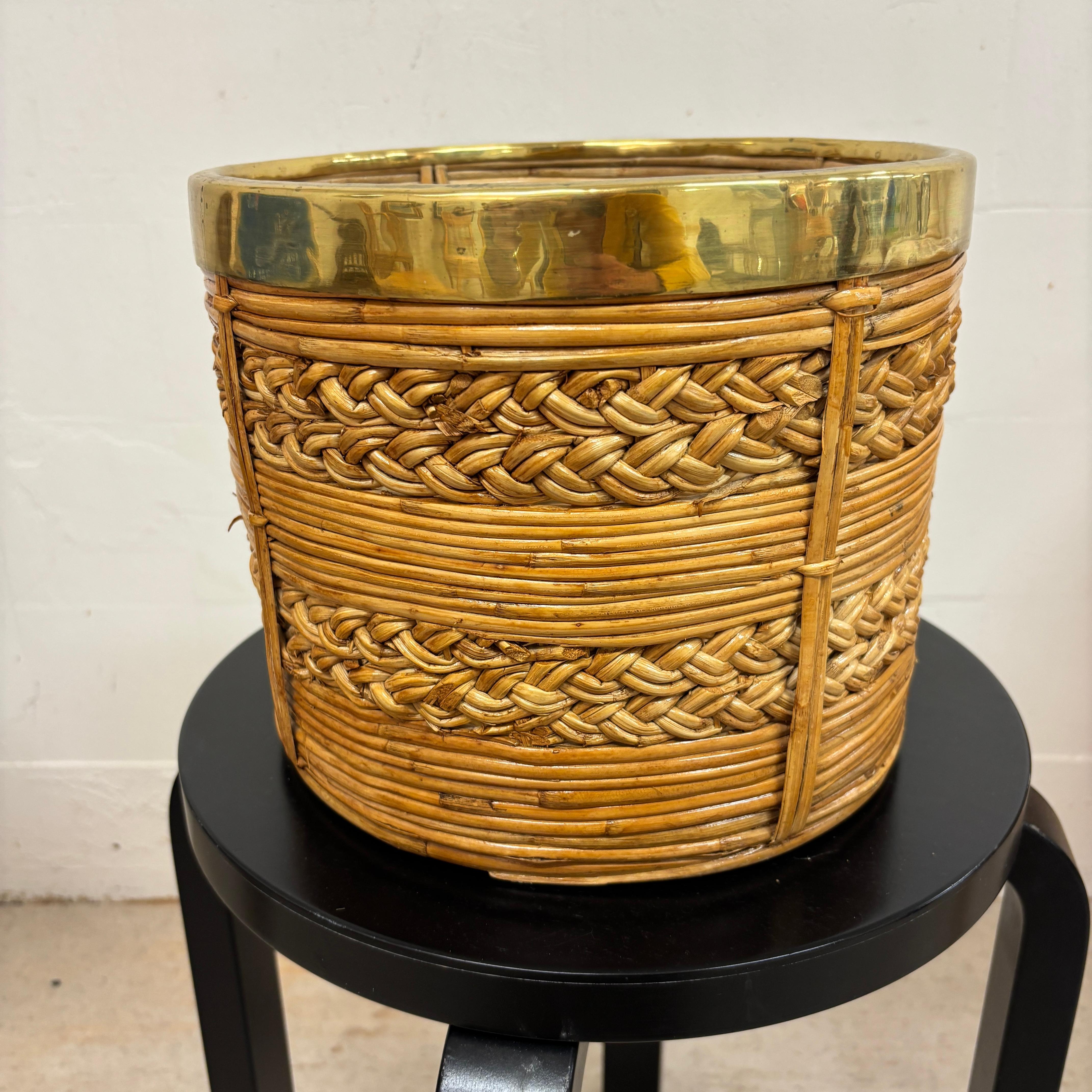 Cestino / fioriera in rattan di metà secolo con decorazione in ottone. Dall'Italia degli anni '60 in vendita 4