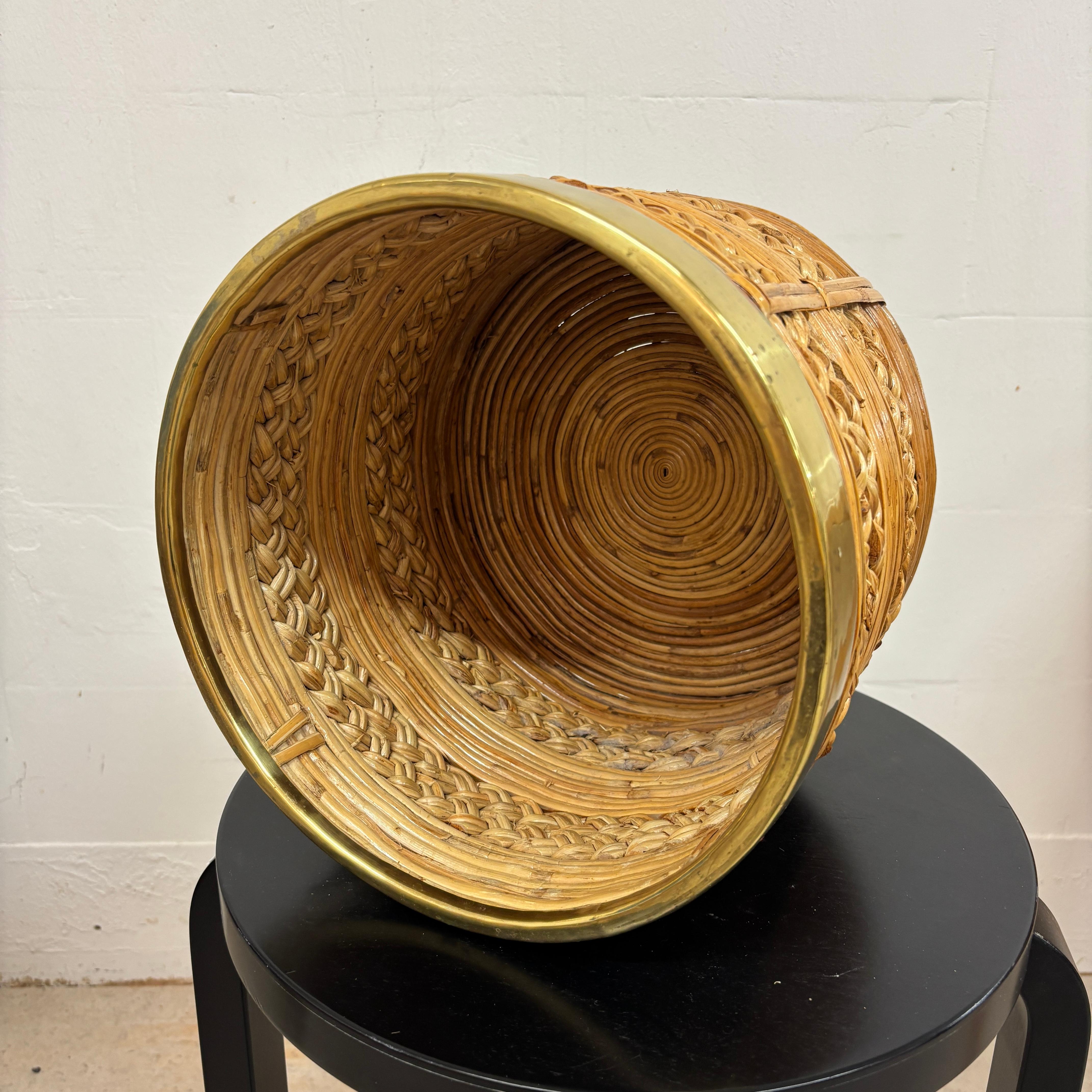 Cestino / fioriera in rattan di metà secolo con decorazione in ottone. Dall'Italia degli anni '60 in vendita 5