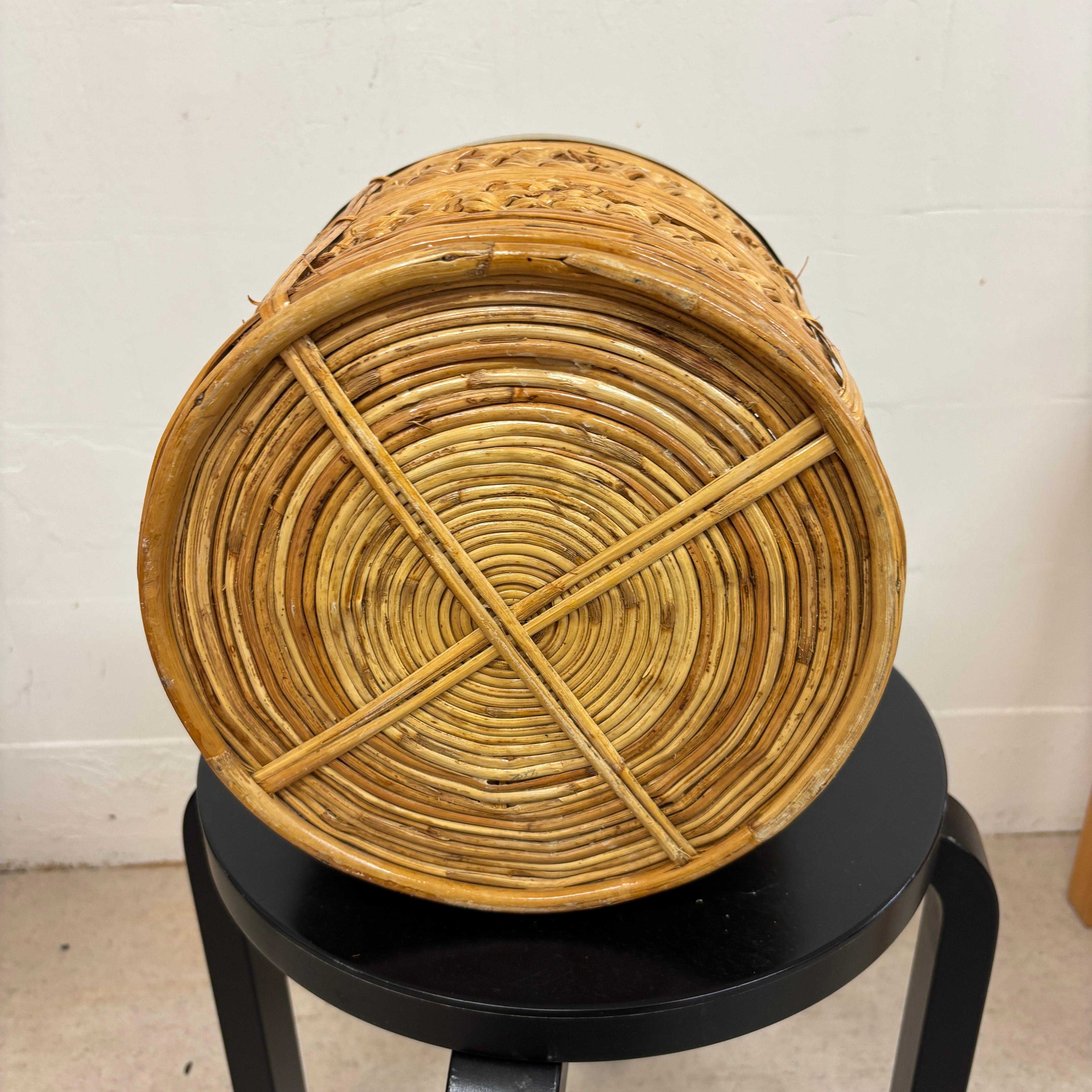 Cestino / fioriera in rattan di metà secolo con decorazione in ottone. Dall'Italia degli anni '60 in vendita 6