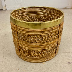 Mid-Century Rattan Korb / Pflanzer mit Messing Dekoration. Aus Italien 1960er Jahre