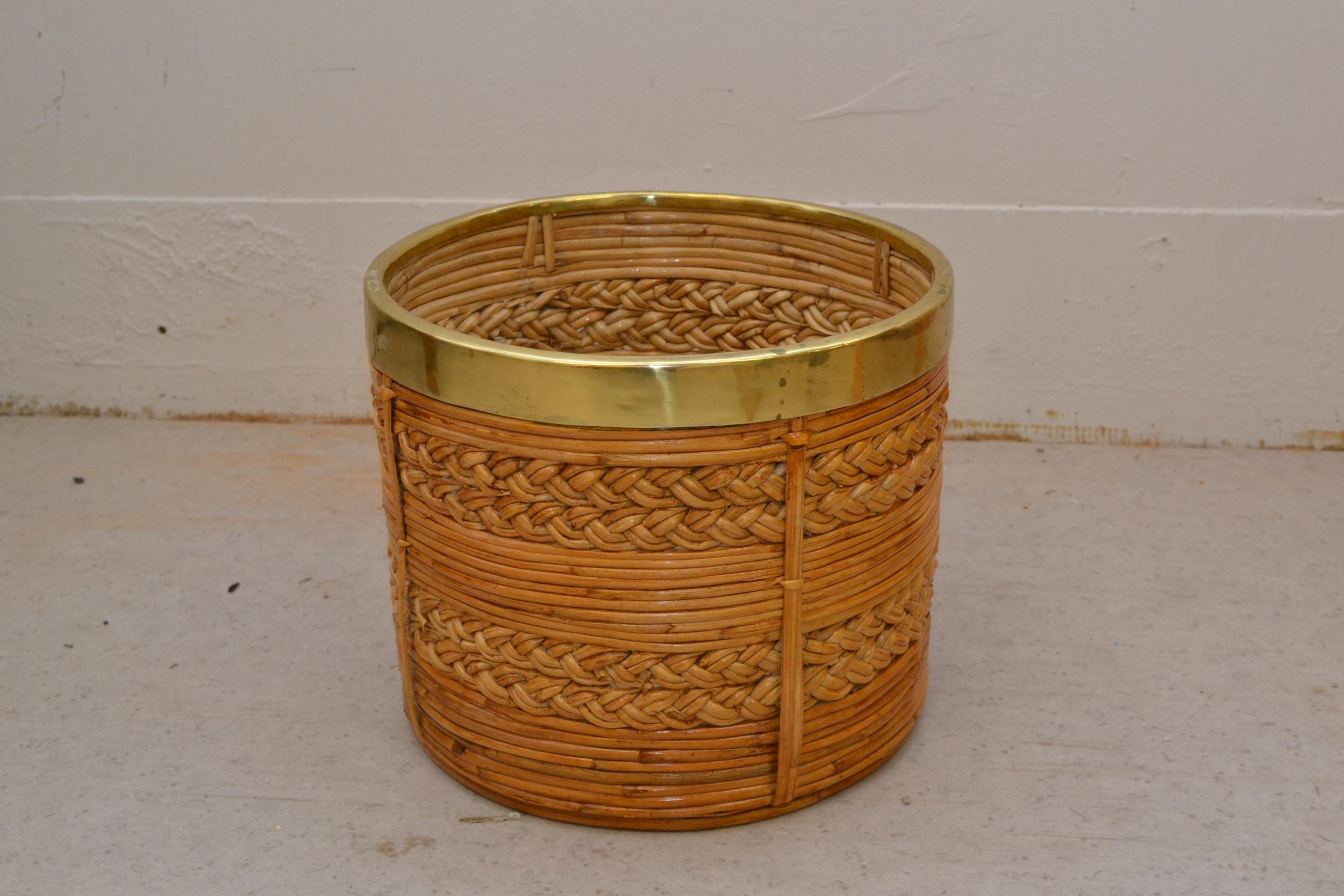 Bellissimo cesto / fioriera in rattan di metà secolo con decorazione in ottone. Realizzato a mano in Italia negli anni '60.

Dimensioni:
- Altezza 22 cm
- Diametro 26cm / 10.2in

Bellissimo articolo per una fioriera o un cesto portaoggetti, ad