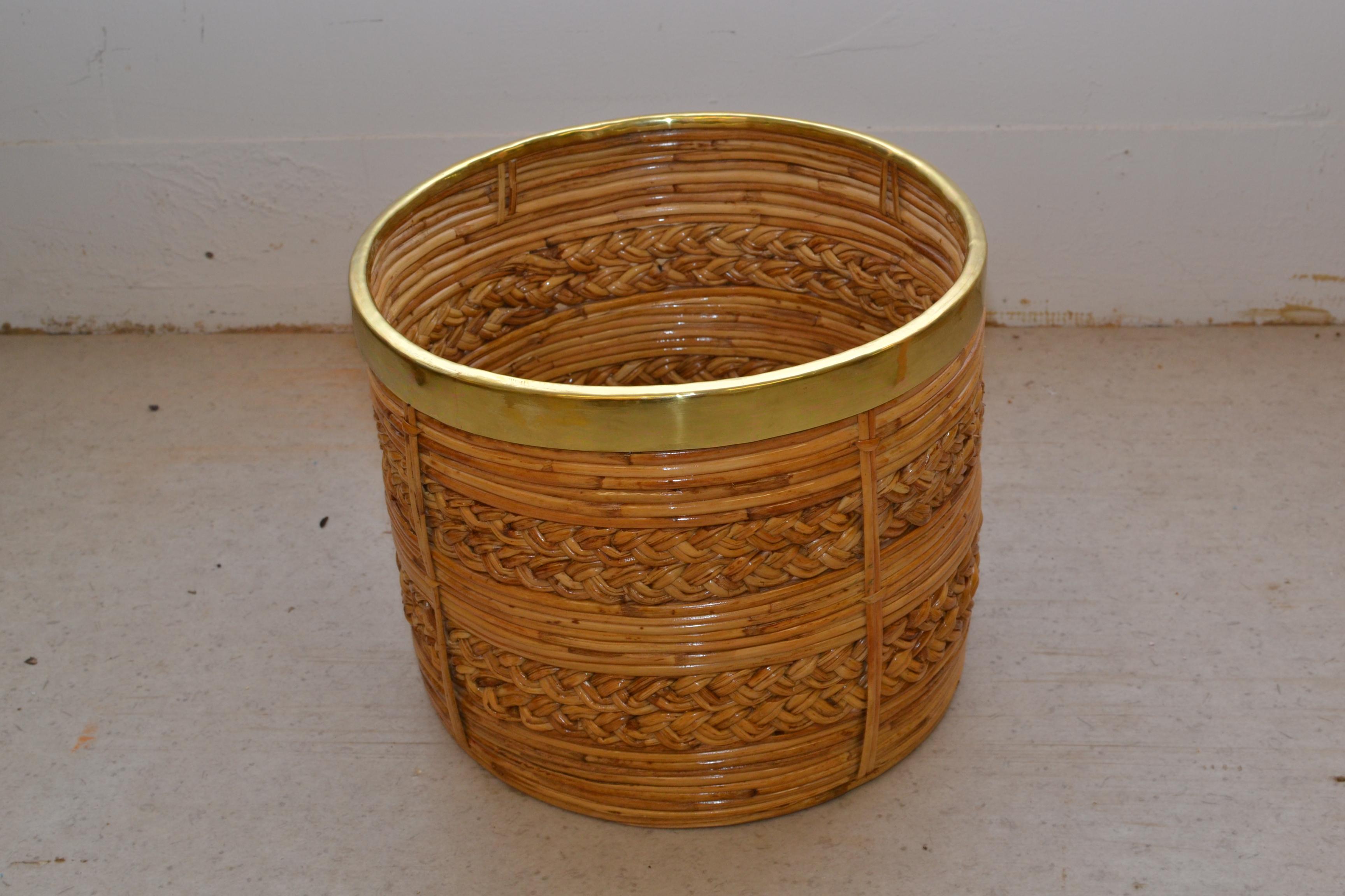 Mid-Century moderno Cestino / fioriera in rattan di metà secolo con decorazione in ottone. Dall'Italia degli anni '60 in vendita