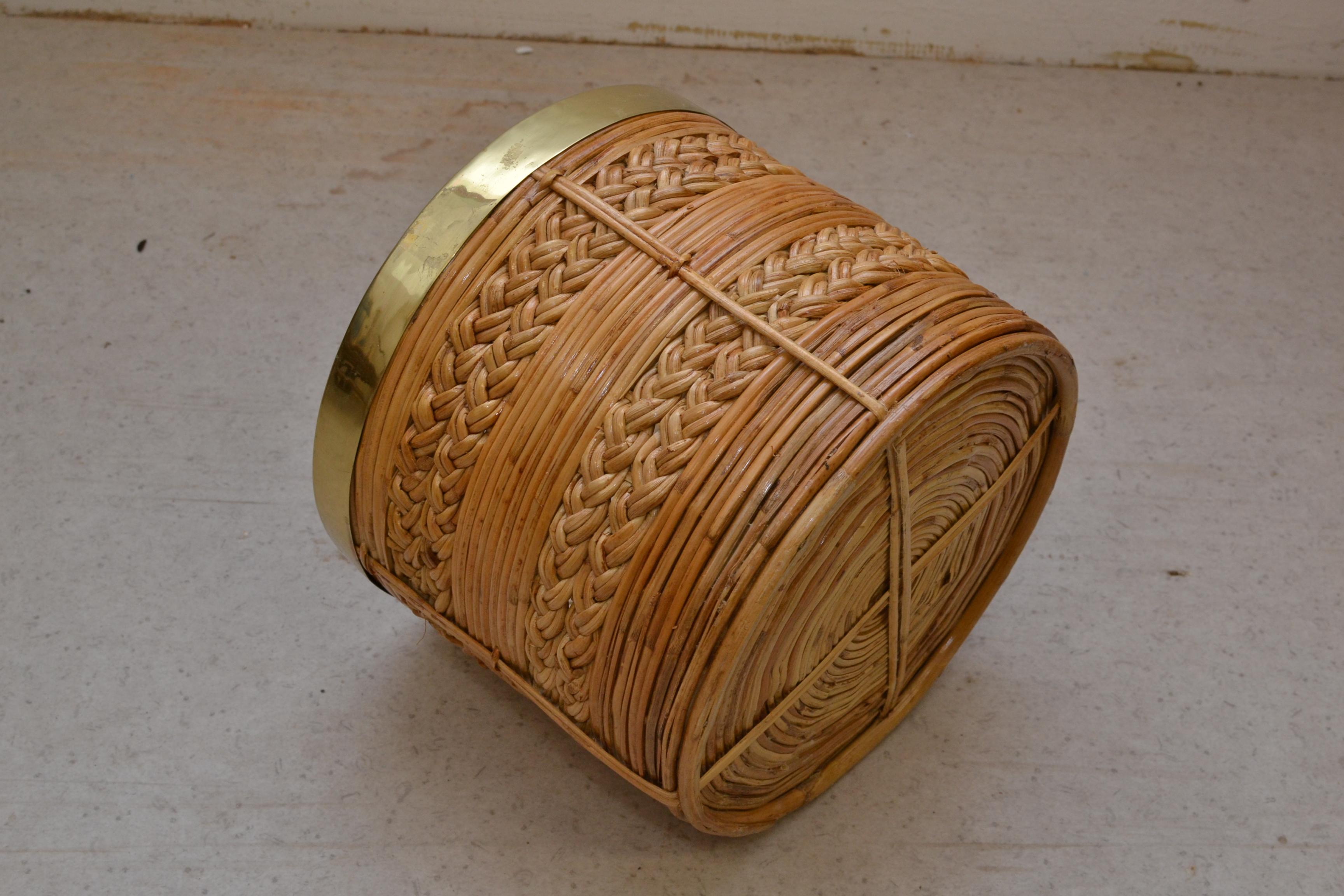 Mid-Century moderno Cestino / fioriera in rattan di metà secolo con decorazione in ottone. Dall'Italia degli anni '60 in vendita