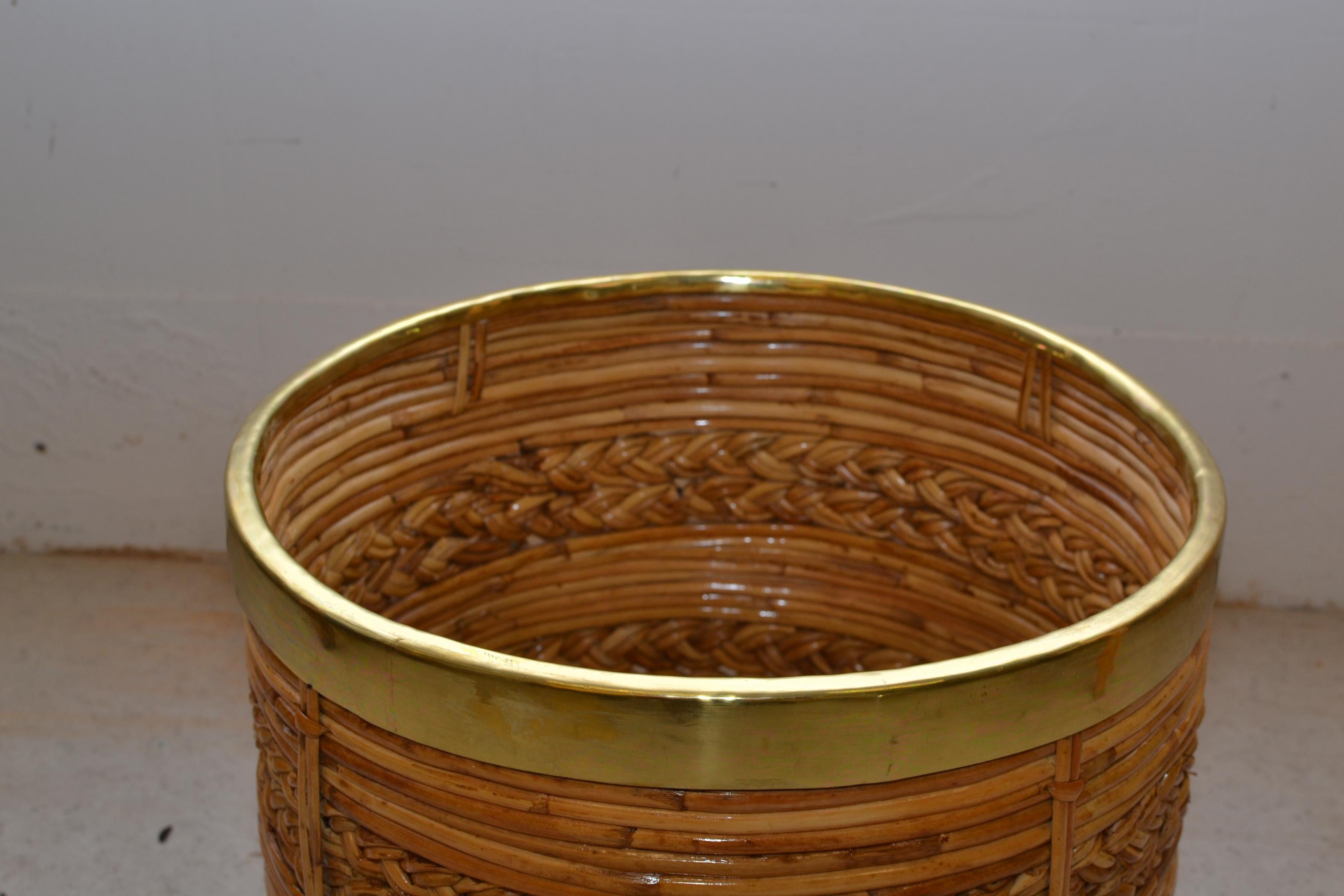 Italiano Cestino / fioriera in rattan di metà secolo con decorazione in ottone. Dall'Italia degli anni '60 in vendita