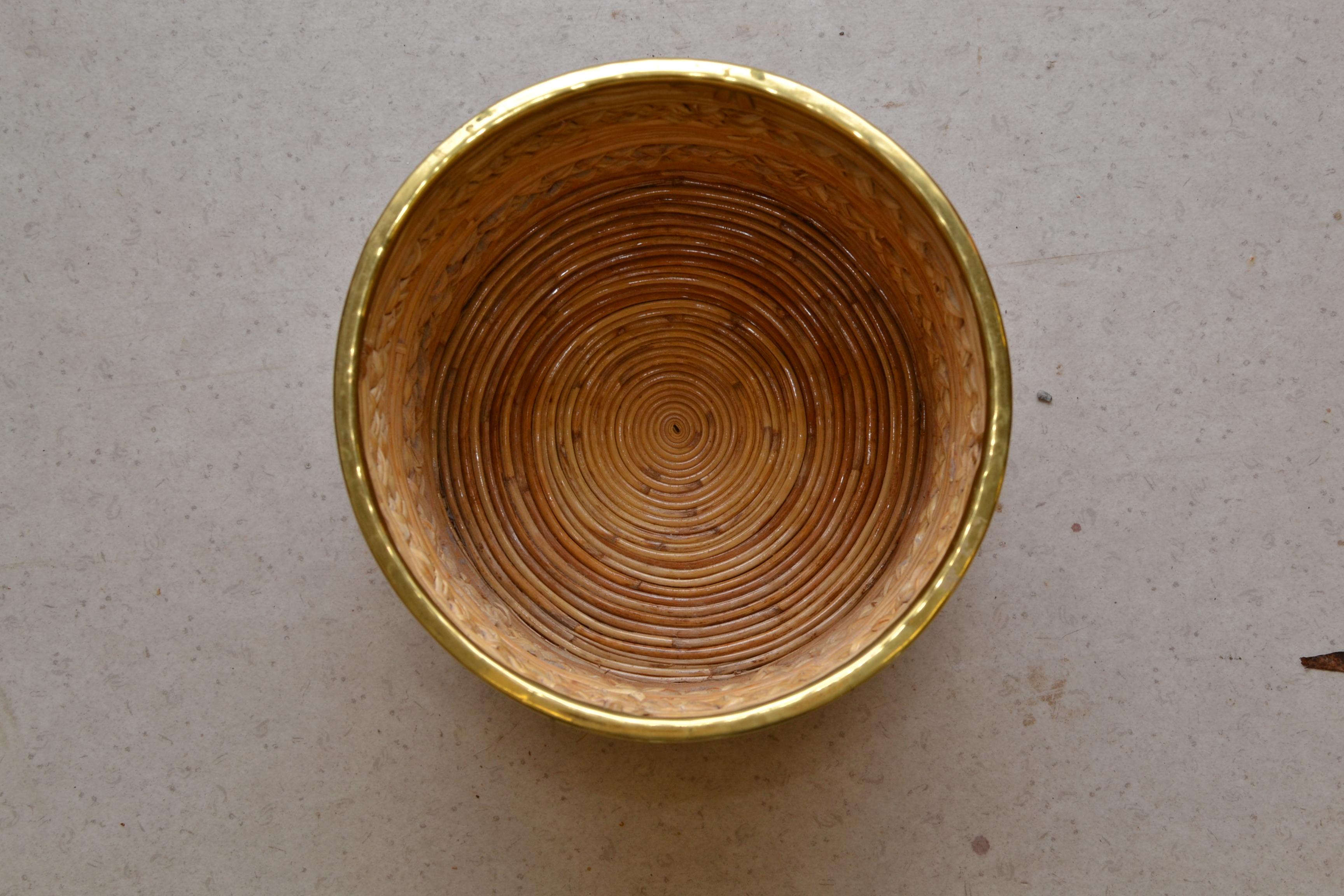 Italiano Cestino / fioriera in rattan di metà secolo con decorazione in ottone. Dall'Italia degli anni '60 in vendita