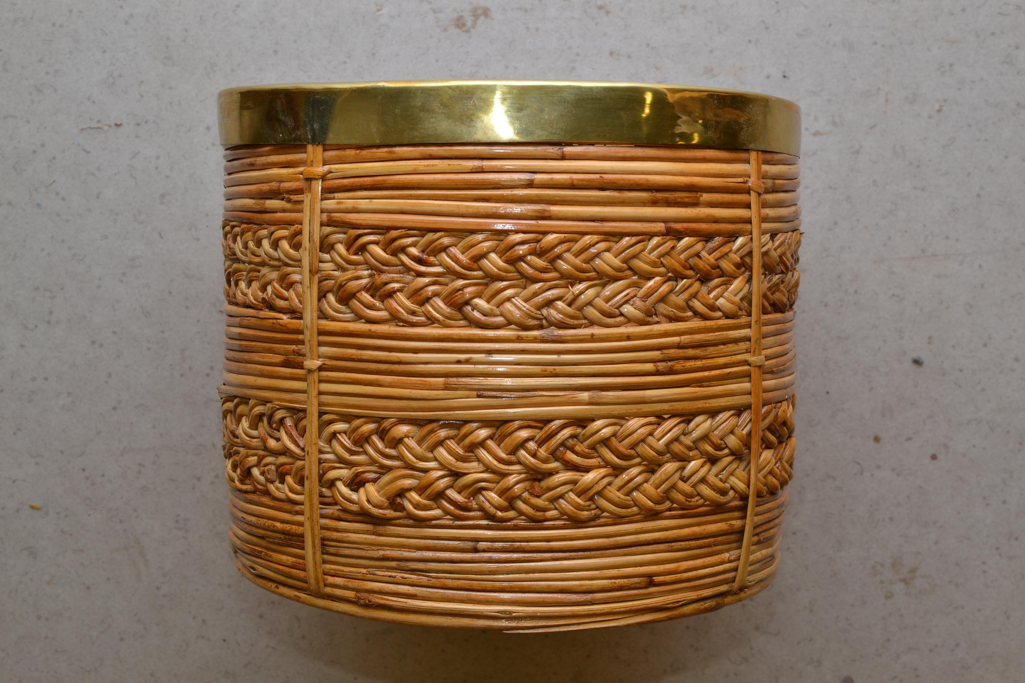 Cestino / fioriera in rattan di metà secolo con decorazione in ottone. Dall'Italia degli anni '60 In condizioni buone in vendita a Turku, Finland