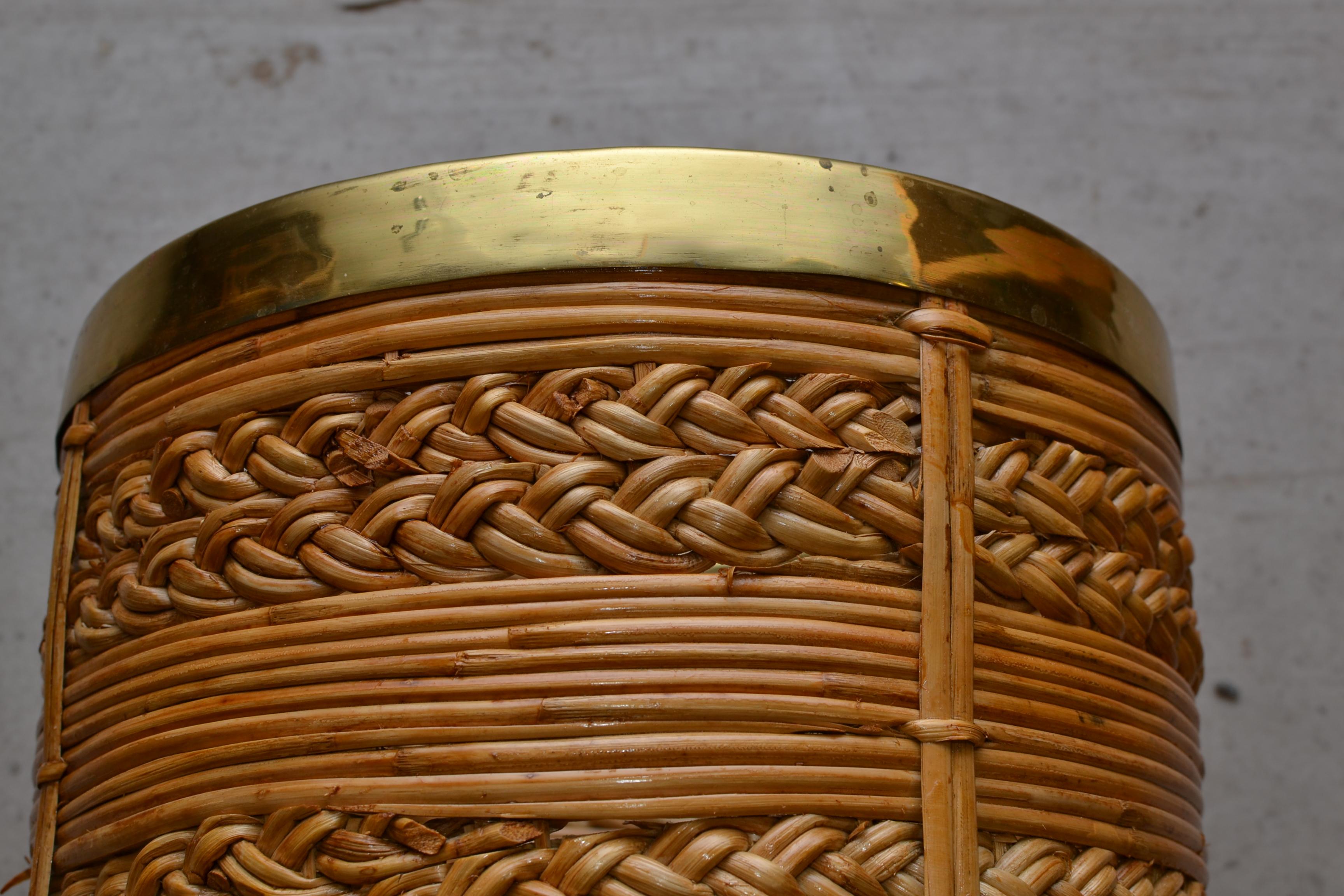 Cestino / fioriera in rattan di metà secolo con decorazione in ottone. Dall'Italia degli anni '60 In condizioni buone in vendita a Turku, Finland