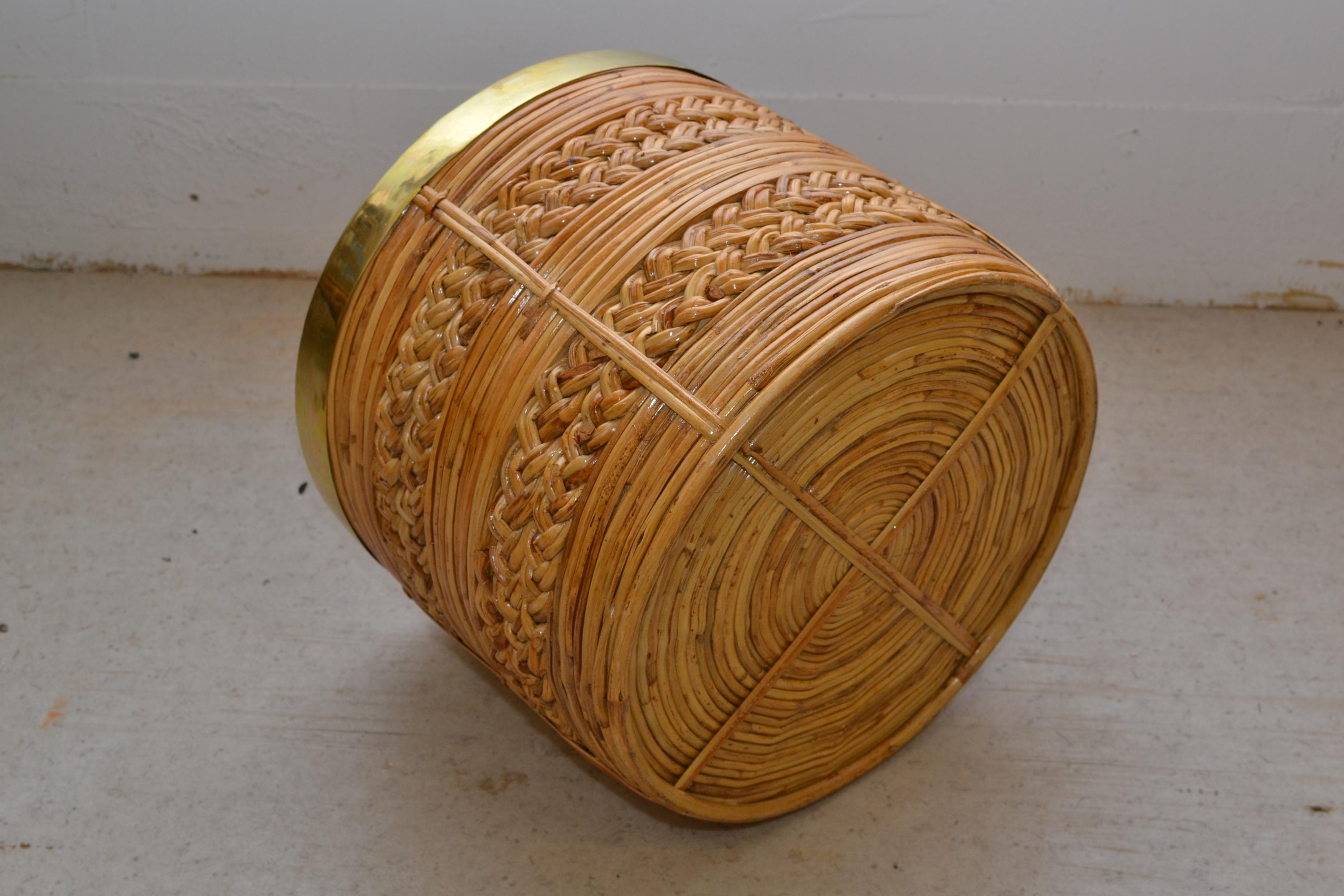 XX secolo Cestino / fioriera in rattan di metà secolo con decorazione in ottone. Dall'Italia degli anni '60 in vendita