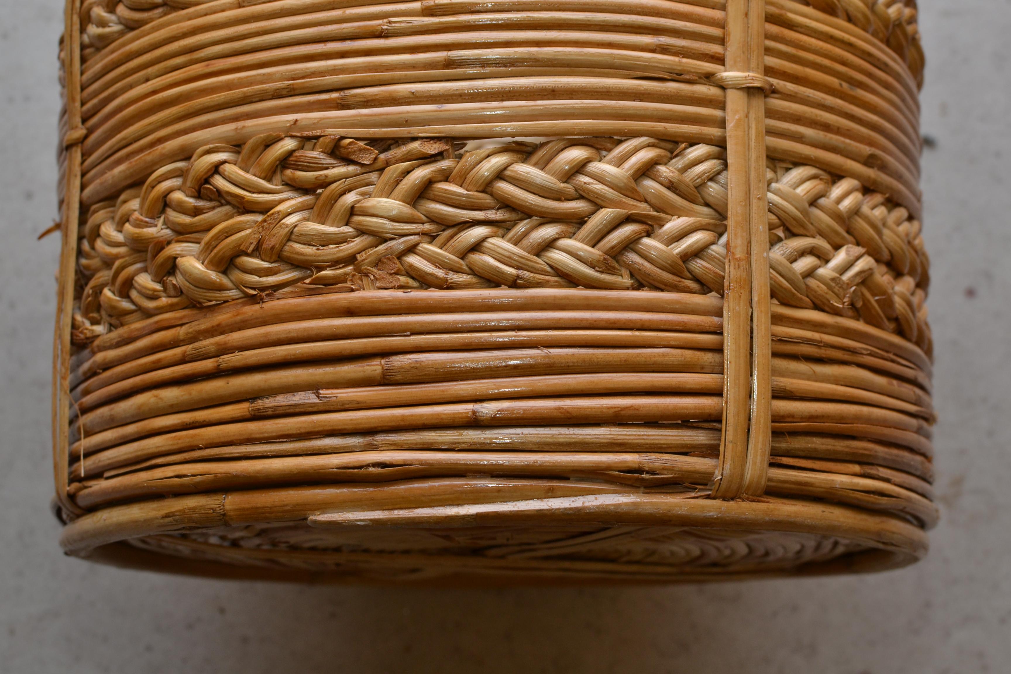 XX secolo Cestino / fioriera in rattan di metà secolo con decorazione in ottone. Dall'Italia degli anni '60 in vendita