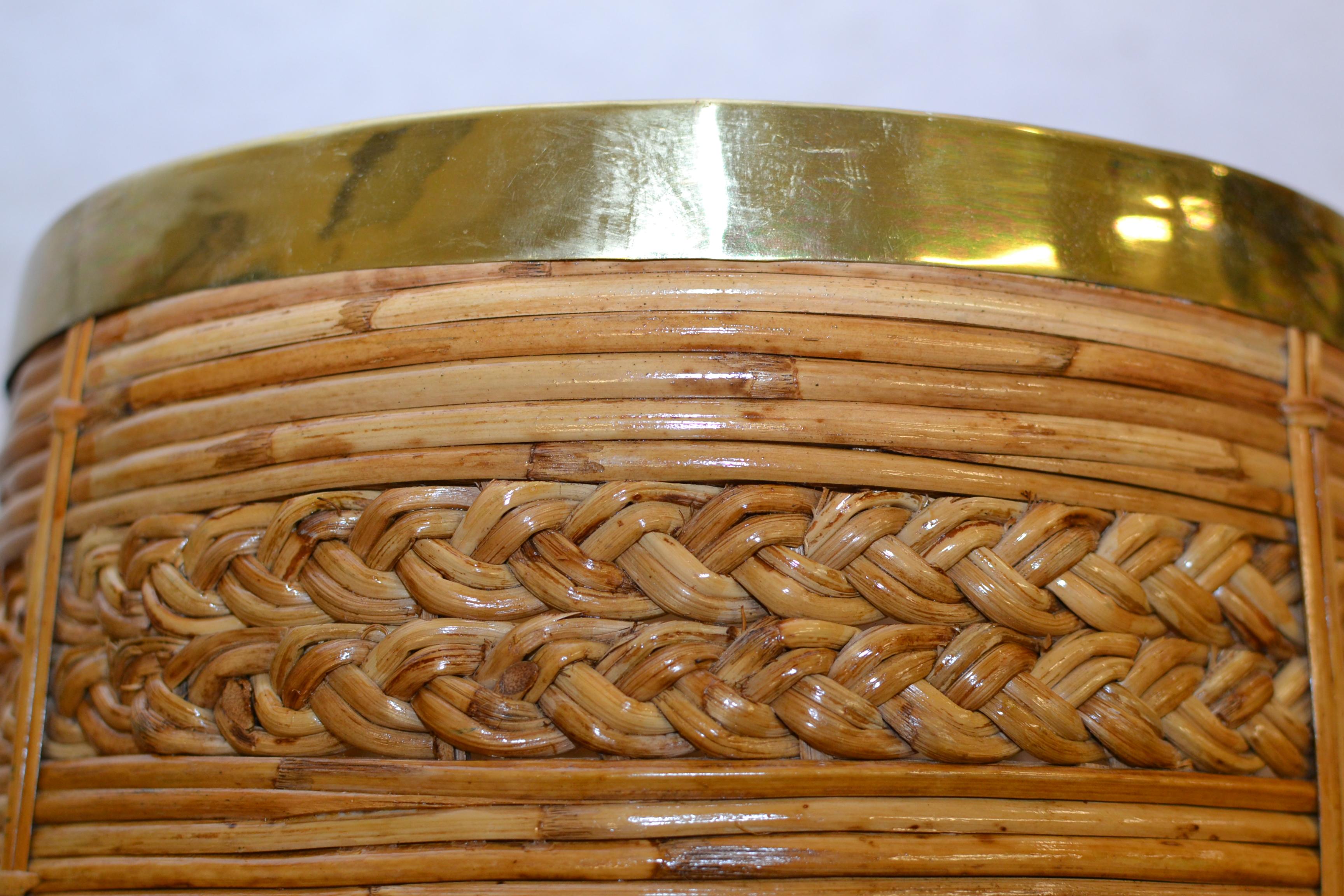 Ottone Cestino / fioriera in rattan di metà secolo con decorazione in ottone. Dall'Italia degli anni '60 in vendita