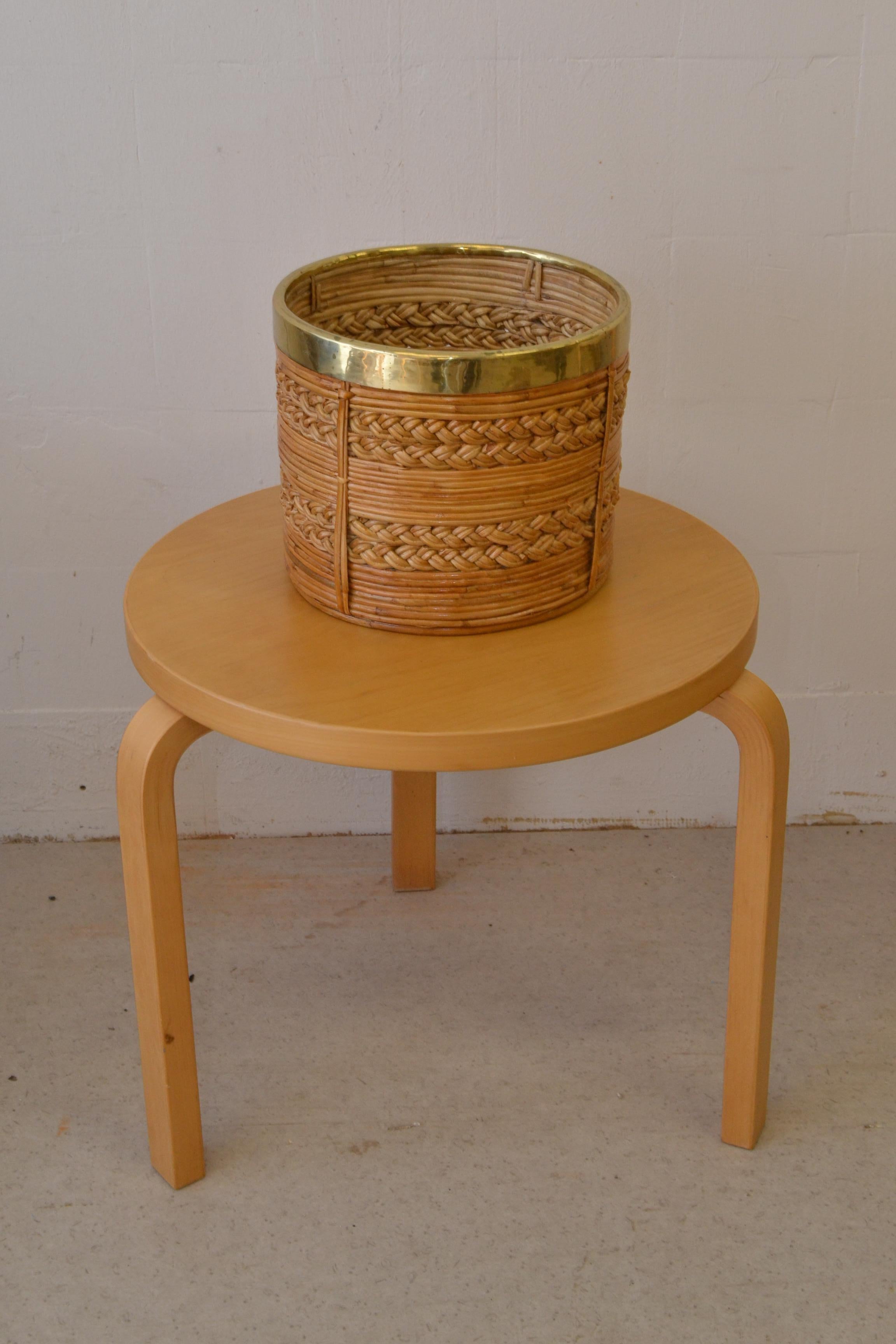 Ottone Cestino / fioriera in rattan di metà secolo con decorazione in ottone. Dall'Italia degli anni '60 in vendita