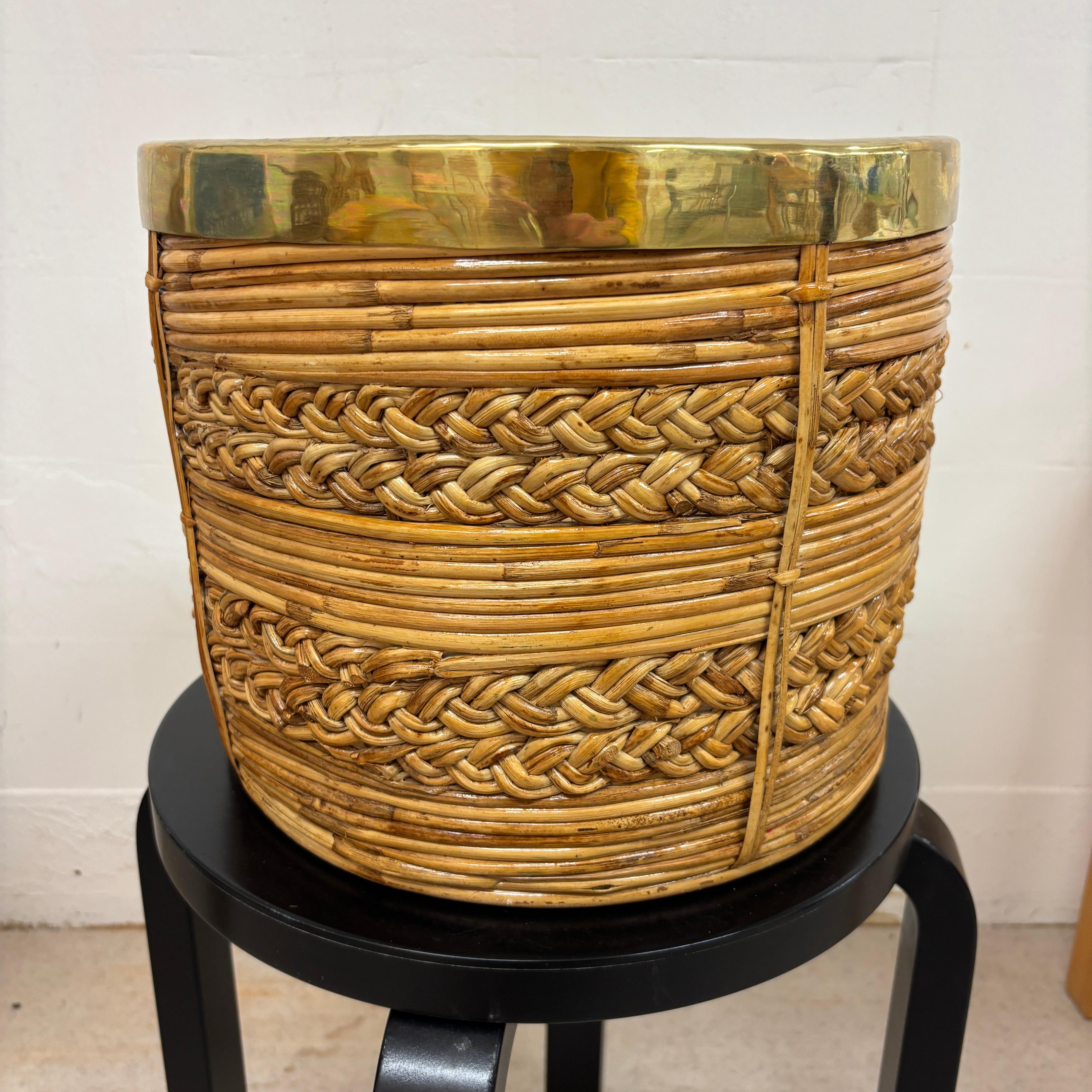 Cestino / fioriera in rattan di metà secolo con decorazione in ottone. Dall'Italia degli anni '60 in vendita 1