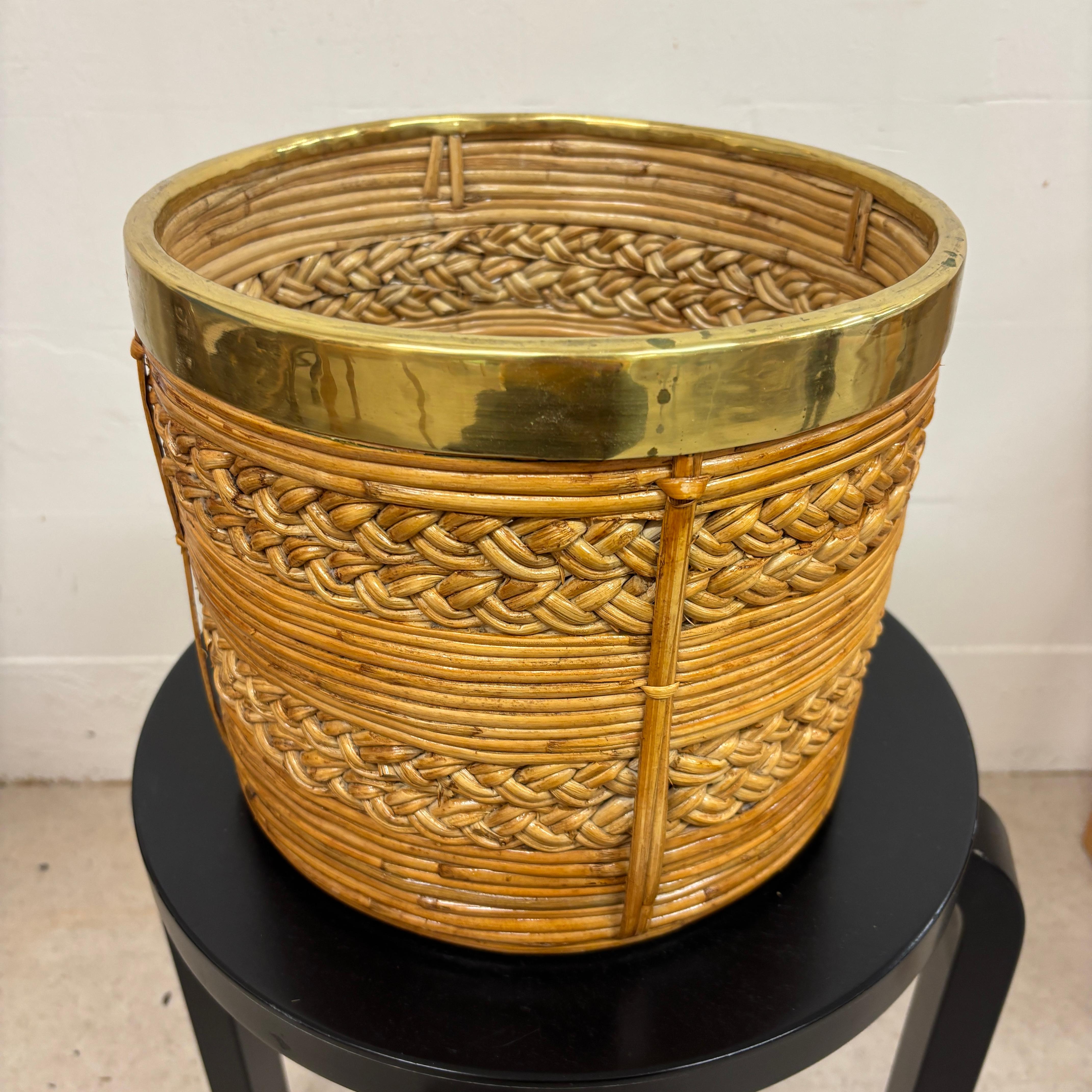 Cestino / fioriera in rattan di metà secolo con decorazione in ottone. Dall'Italia degli anni '60 in vendita 1