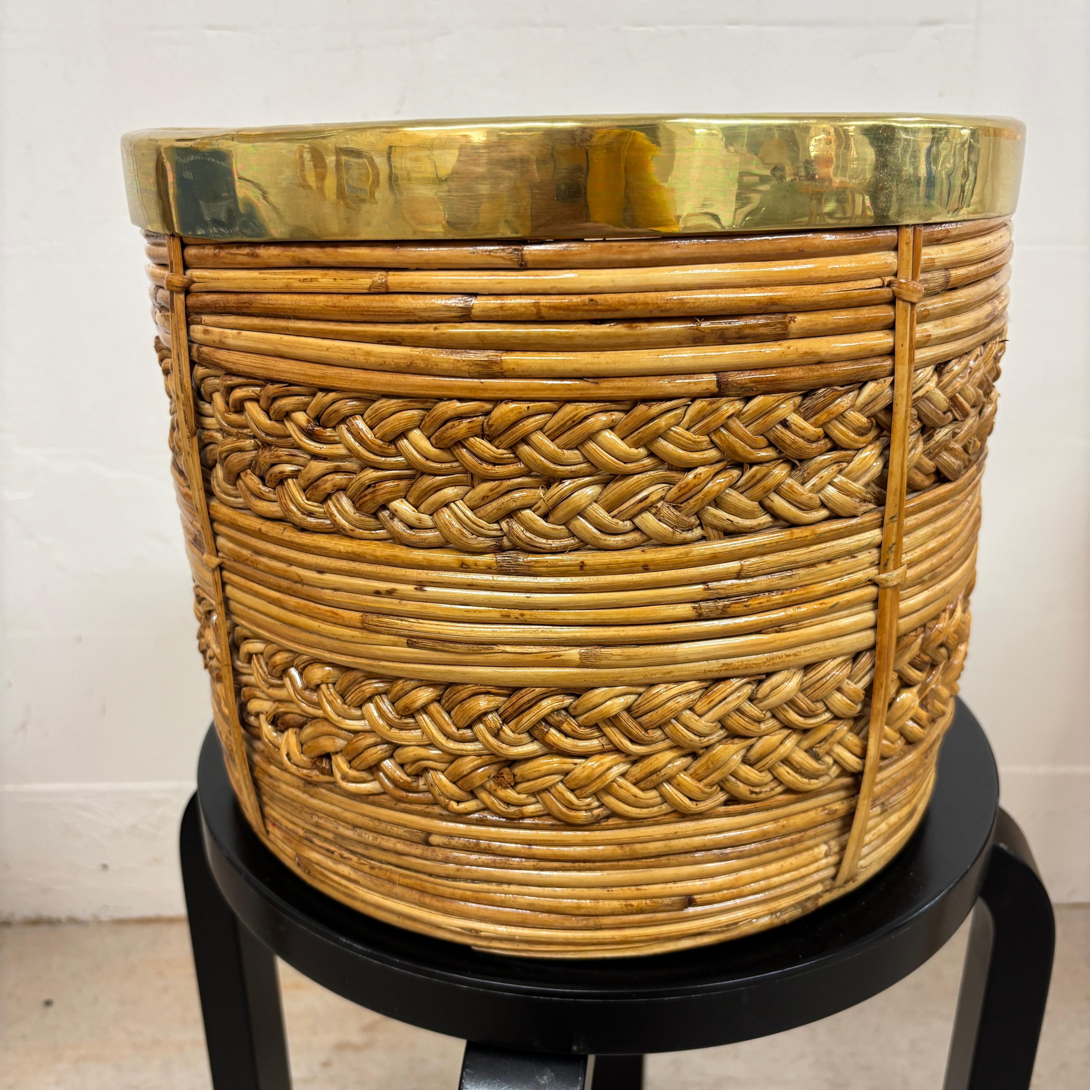 Cestino / fioriera in rattan di metà secolo con decorazione in ottone. Dall'Italia degli anni '60 in vendita 2