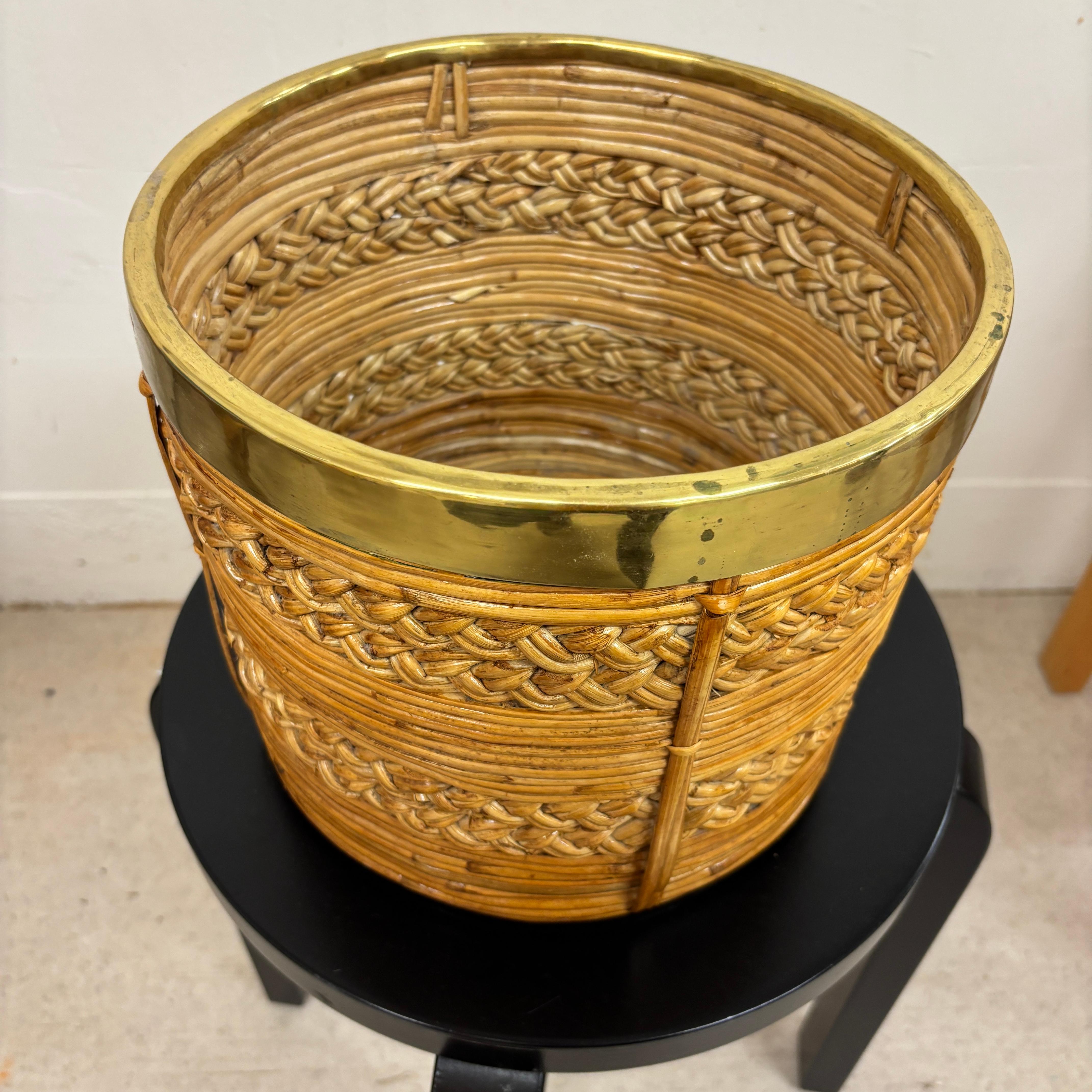 Cestino / fioriera in rattan di metà secolo con decorazione in ottone. Dall'Italia degli anni '60 in vendita 2